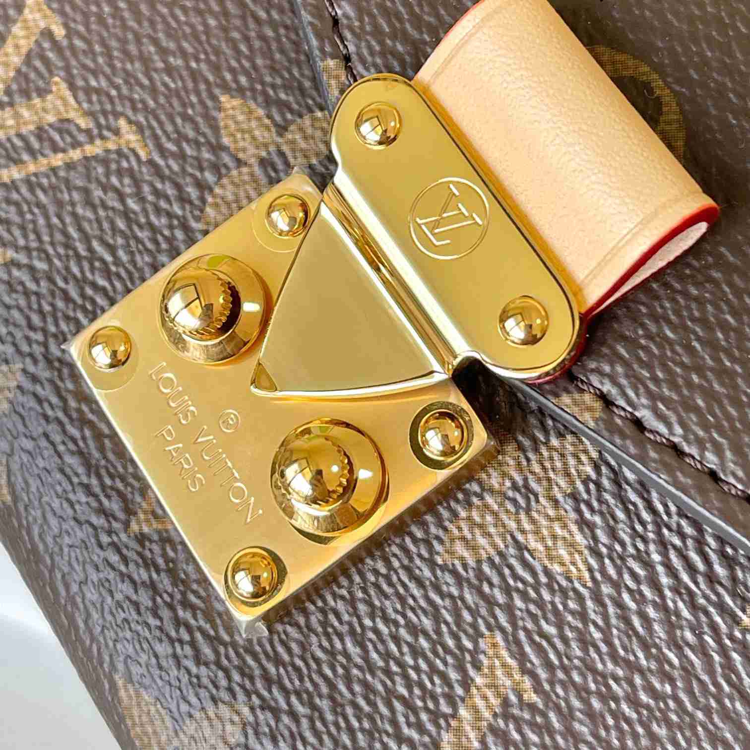 Louis Vuitton Pochette Métis East West   M46279 - DopestKickz