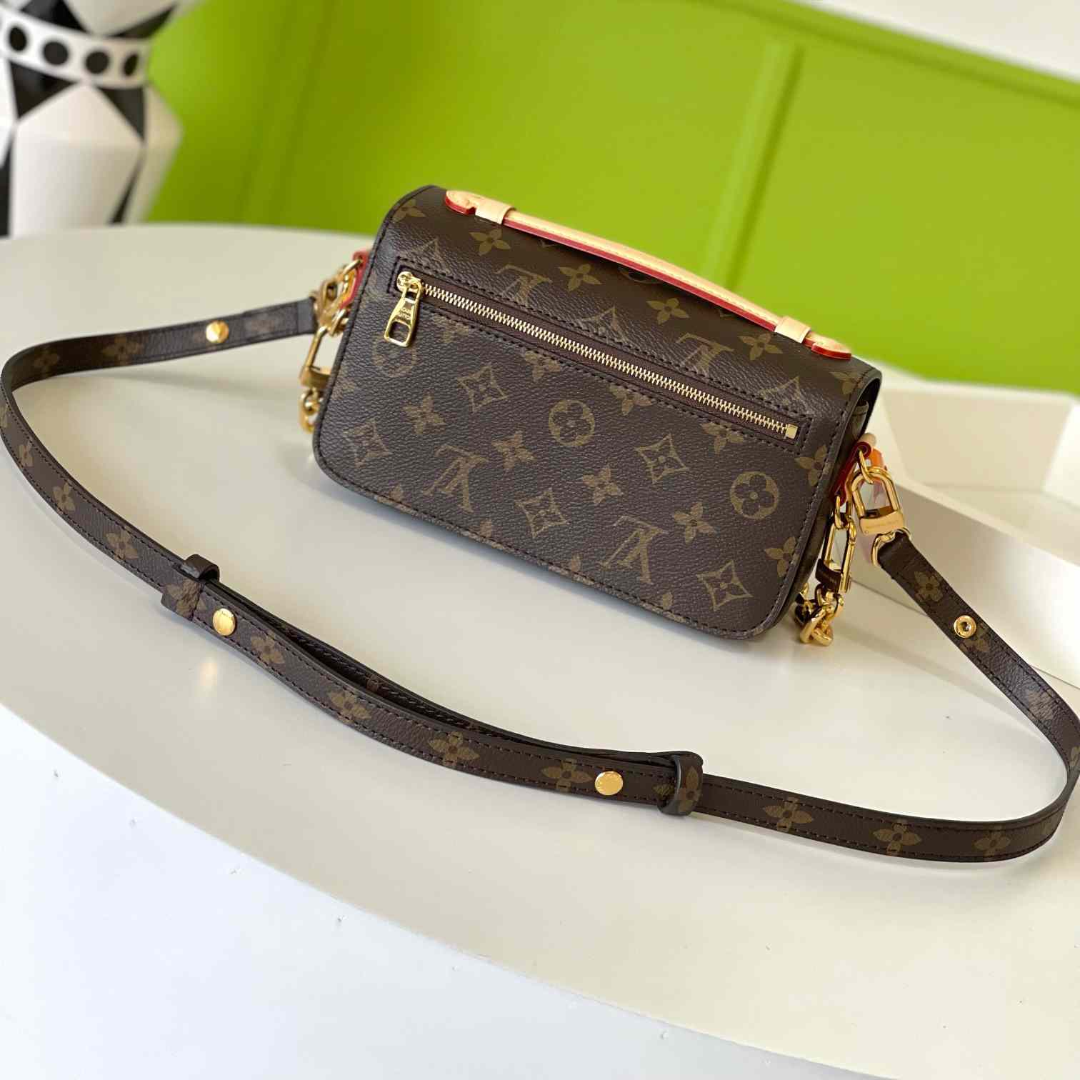Louis Vuitton Pochette Métis East West   M46279 - DopestKickz