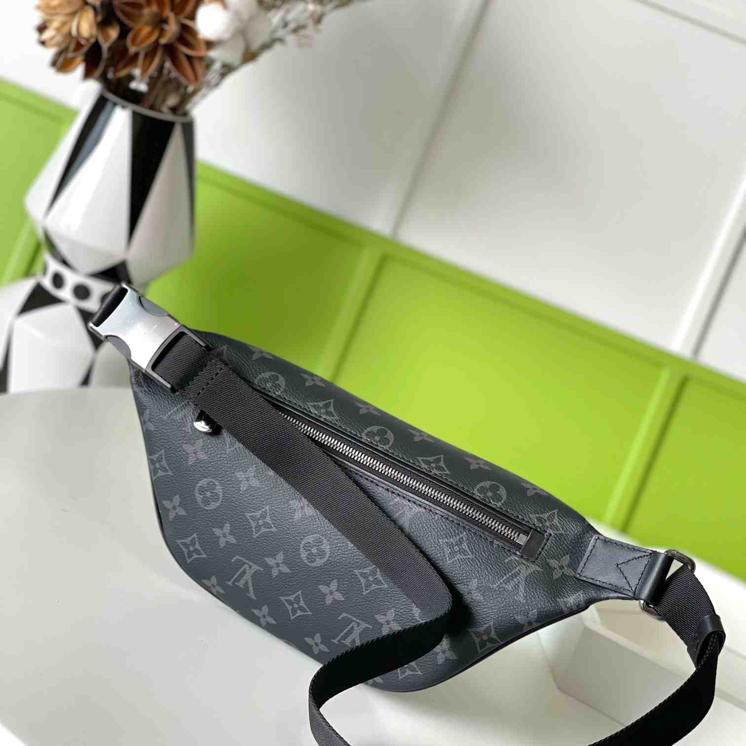 Louis Vuitton Discovery Bumbag PM    M46035 - DopestKickz