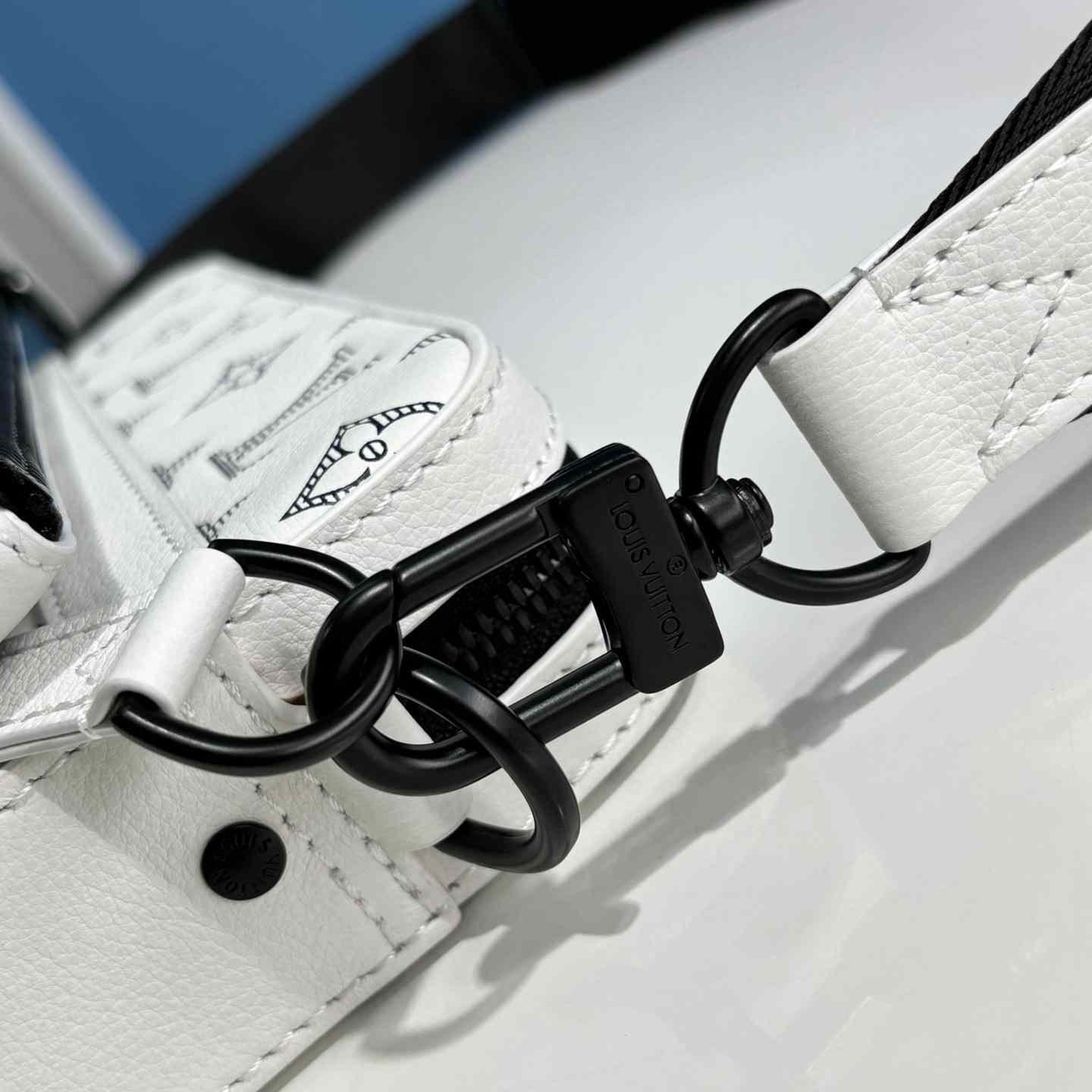 Louis Vuitton Trio Messenger  M24754 - DopestKickz