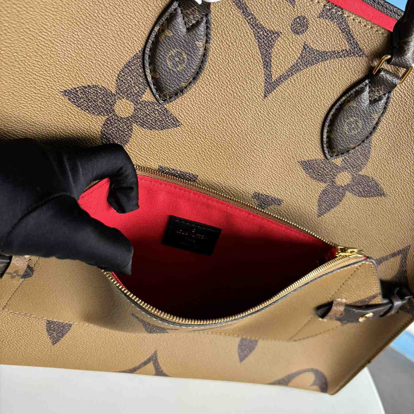 Louis Vuitton OnTheGo Voyage  M46823 - DopestKickz