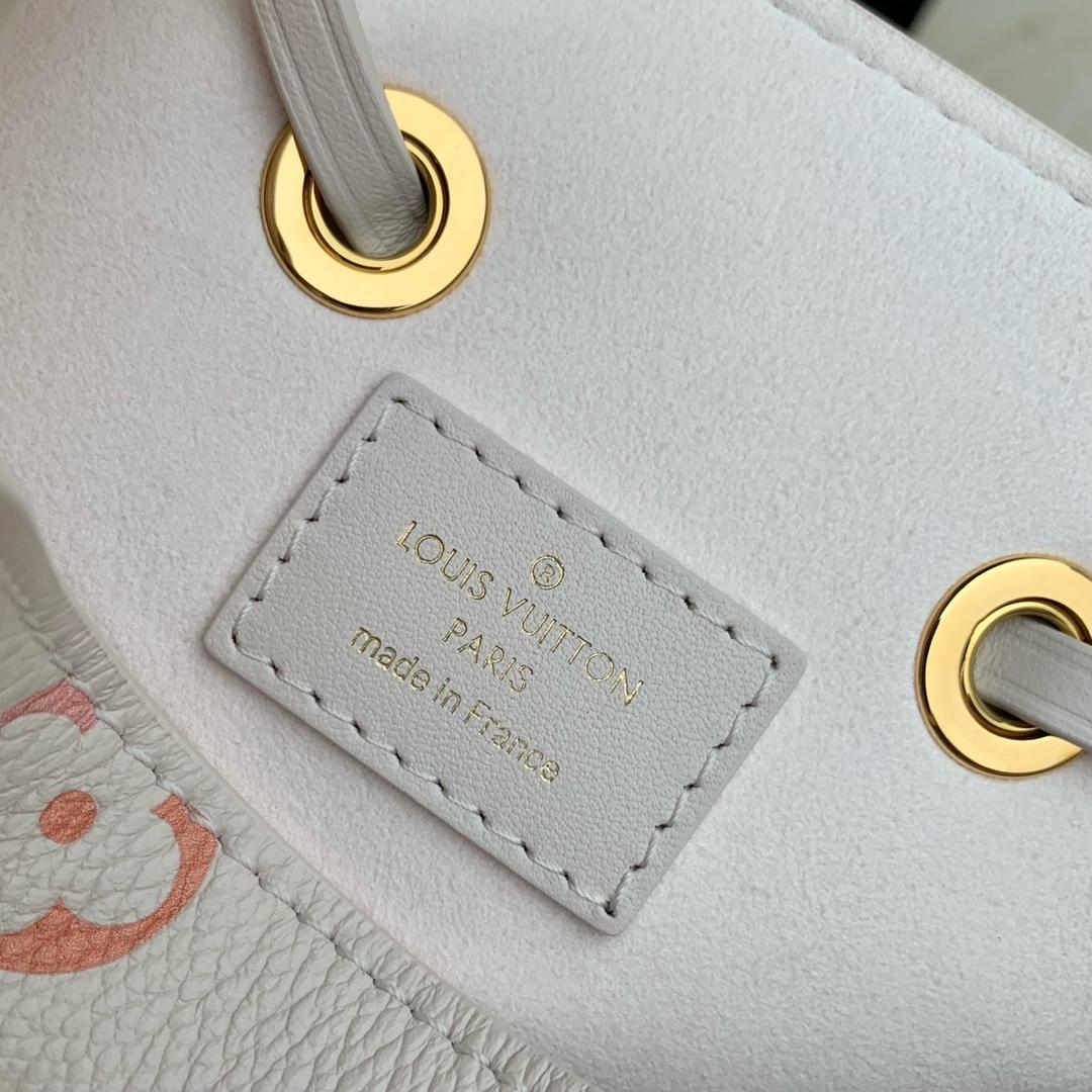 Louis Vuitton Néonoé BB   M24649 - DopestKickz