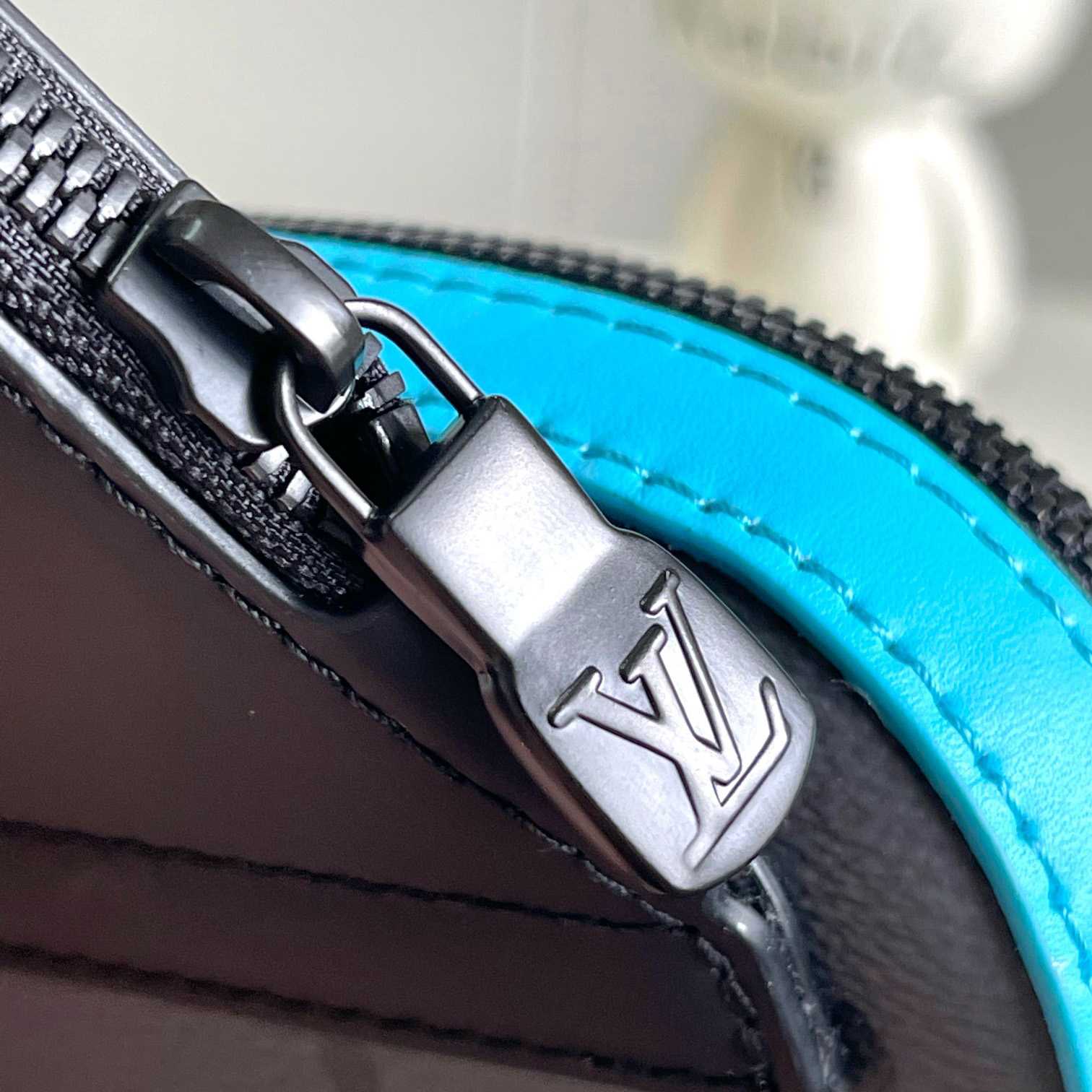 Louis Vuitton Avenue Slingbag PM   M11703 - DopestKickz