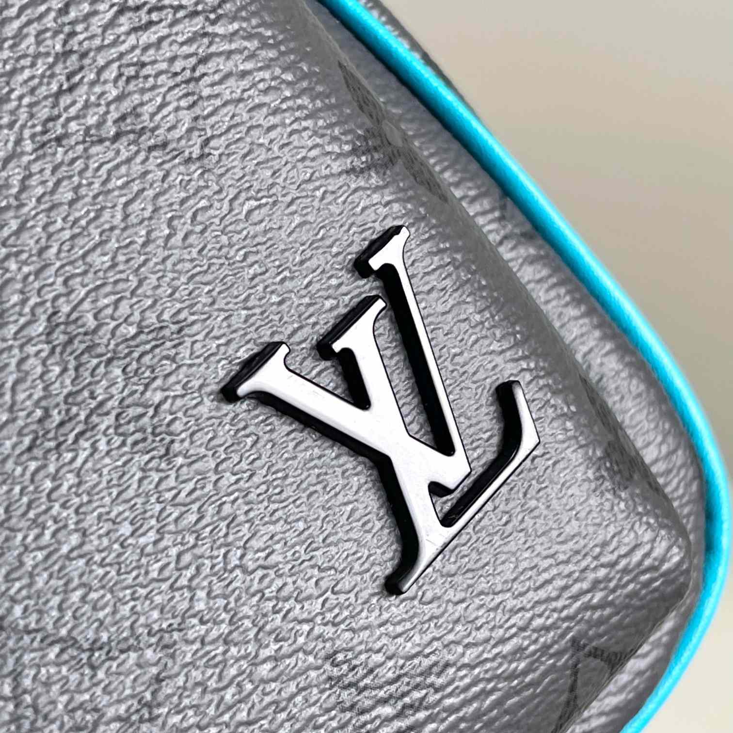 Louis Vuitton Avenue Slingbag PM   M11703 - DopestKickz