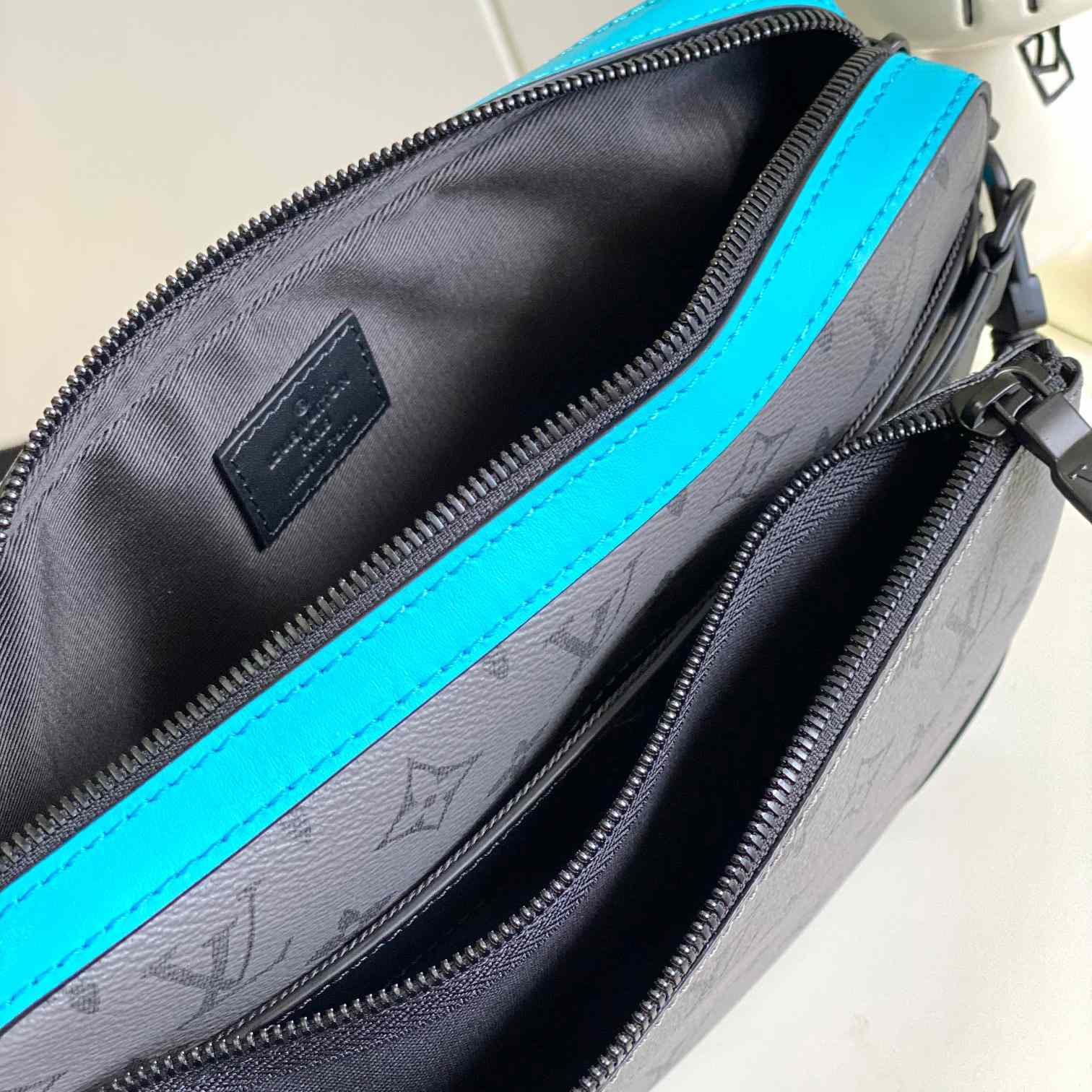 Louis Vuitton Trio Messenger  M11648 - DopestKickz