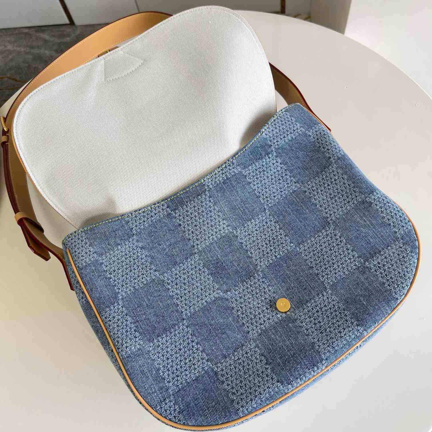 Louis Vuitton Montsouris Messenger MM   N40743 - DopestKickz