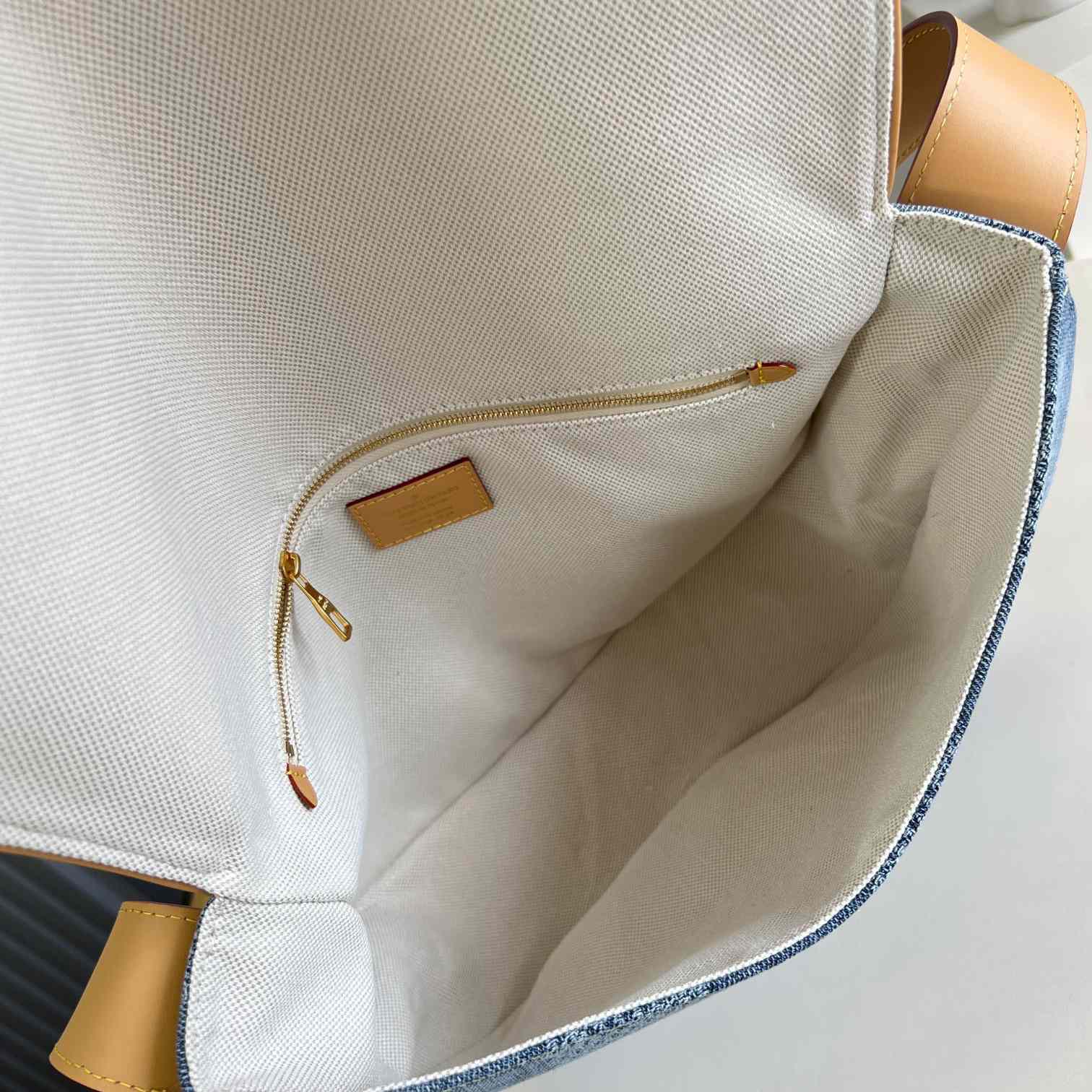 Louis Vuitton Montsouris Messenger MM   N40743 - DopestKickz