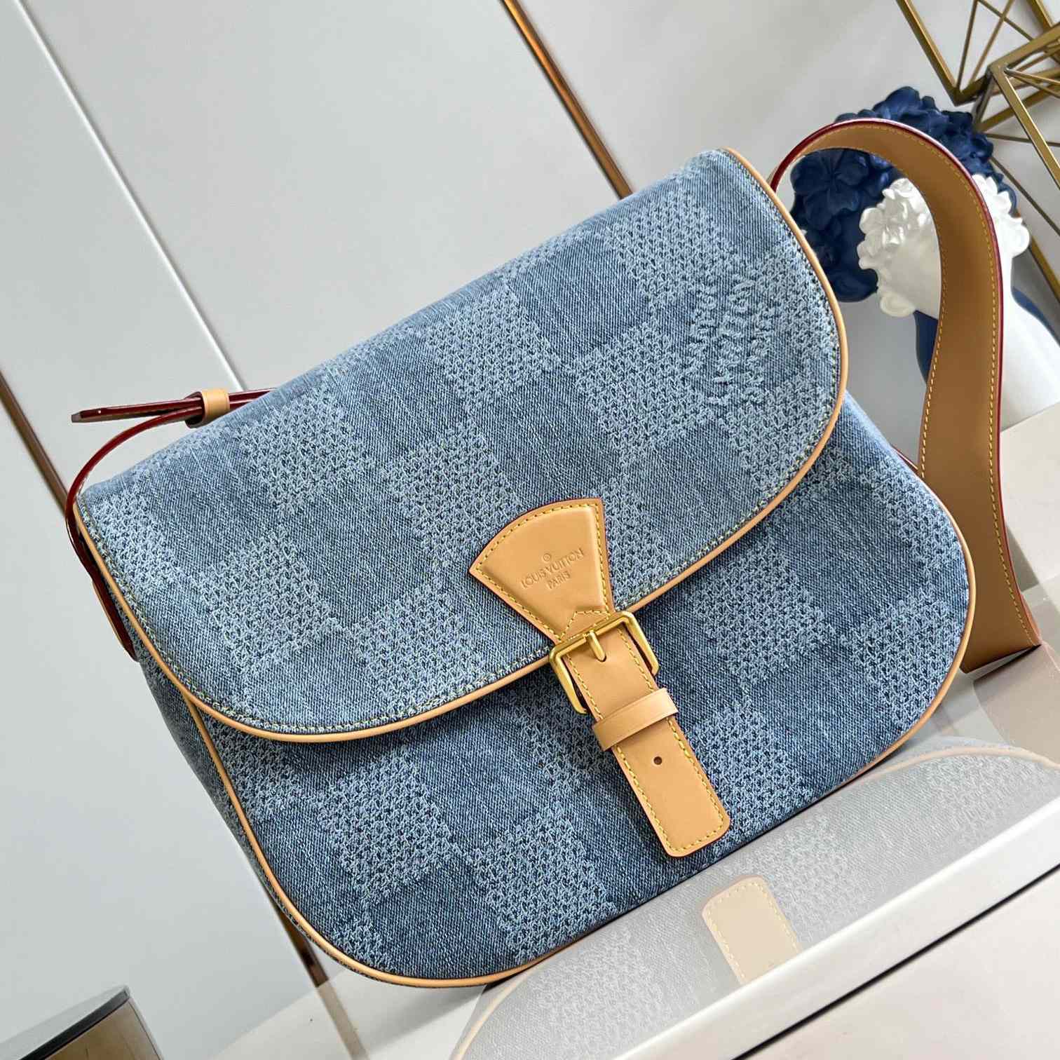 Louis Vuitton Montsouris Messenger MM   N40743 - DopestKickz