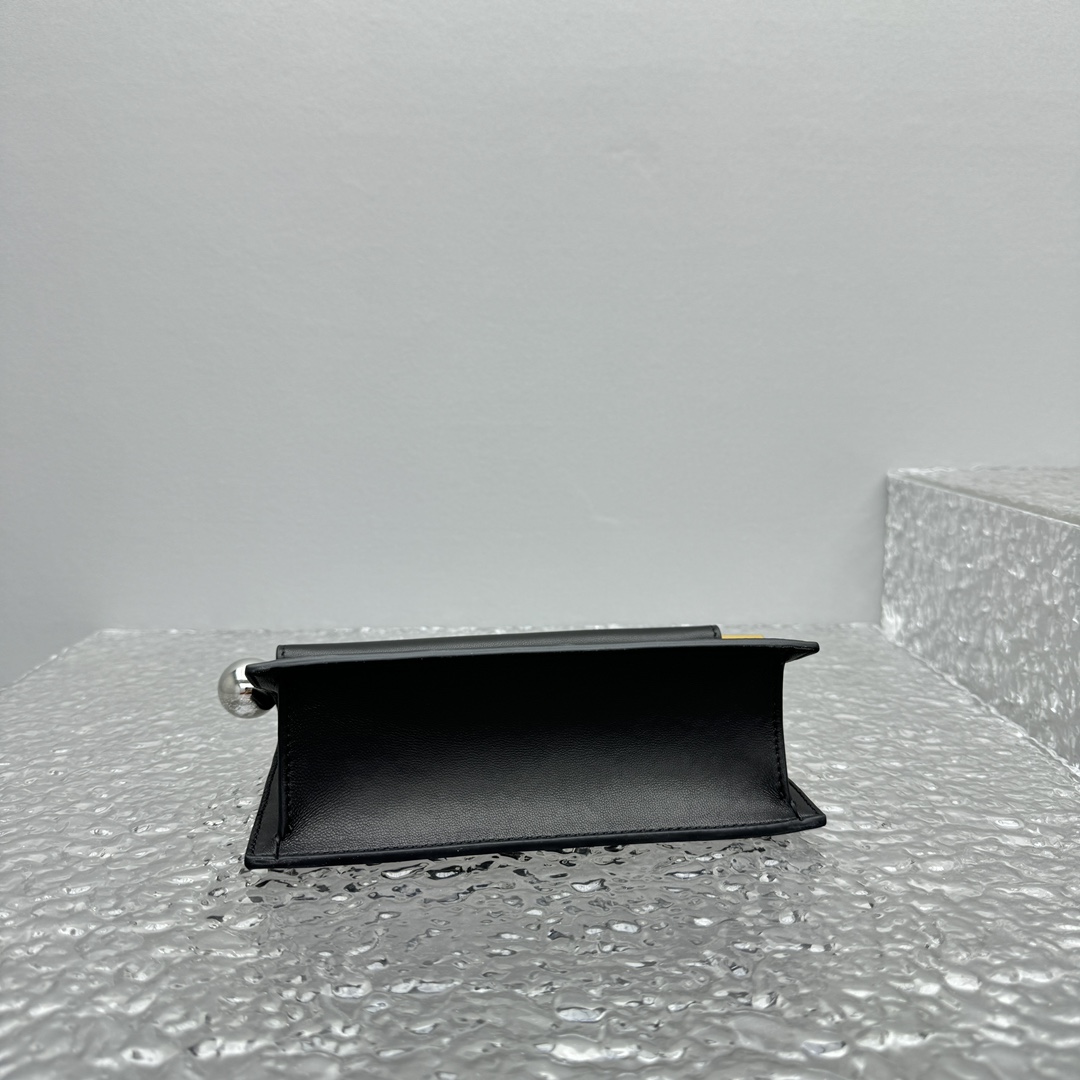 Jacquemus La Petite Pochette Rond Carré Cross Body Bag (20×7×14cm) - DopestKickz