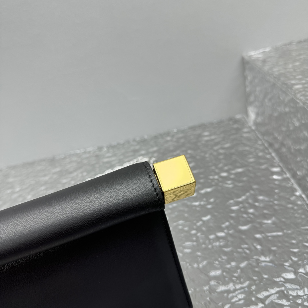 Jacquemus La Petite Pochette Rond Carré Cross Body Bag (20×7×14cm) - DopestKickz