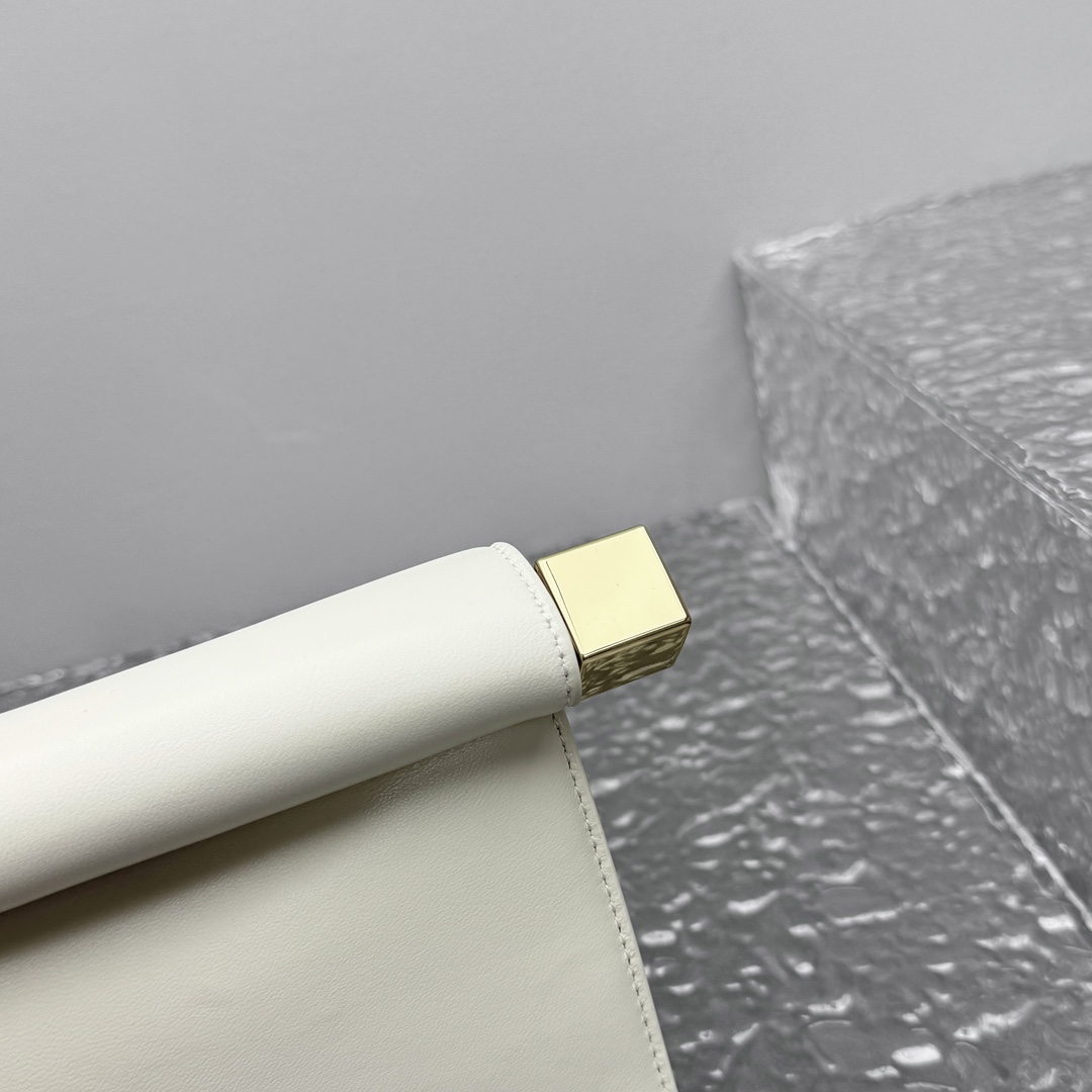 Jacquemus La Petite Pochette Rond Carré Cross Body Bag (20×7×14cm) - DopestKickz