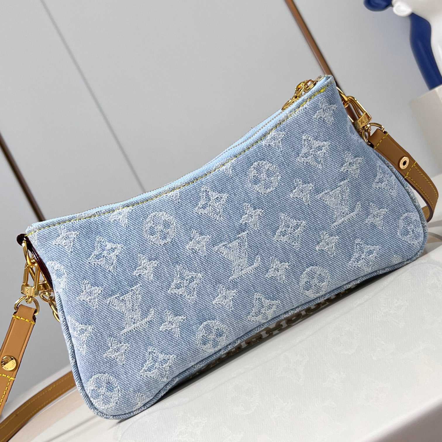 Louis Vuitton Liv Pochette  M83532 - DopestKickz