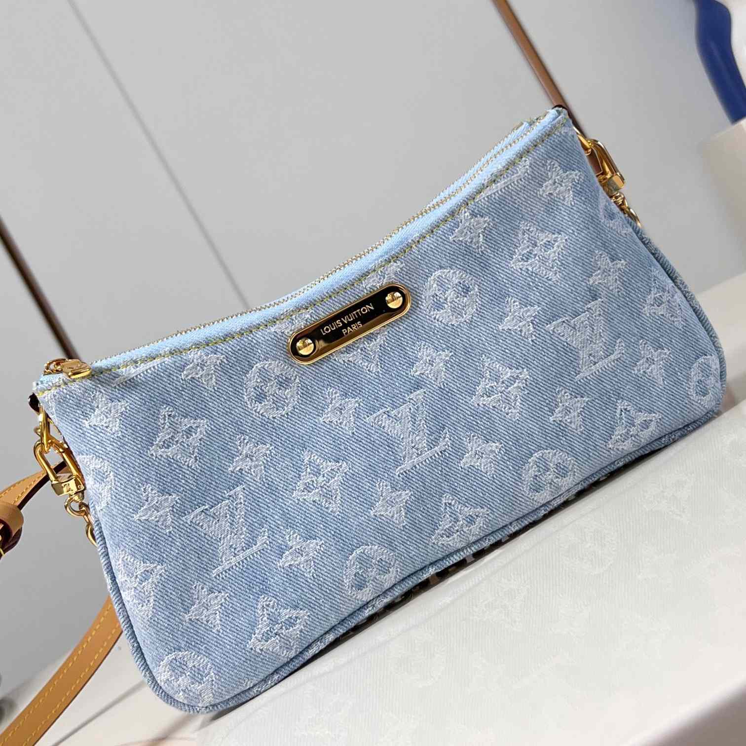 Louis Vuitton Liv Pochette  M83532 - DopestKickz