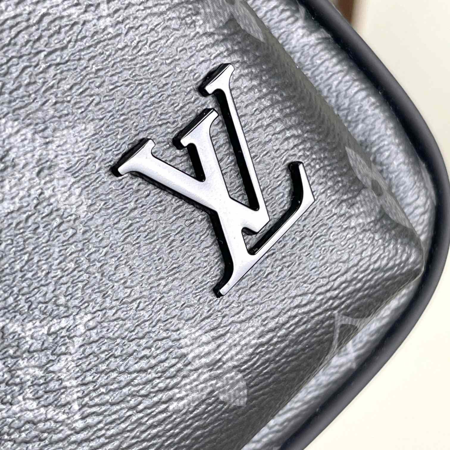 Louis Vuitton Avenue Slingbag PM   M47137 - DopestKickz