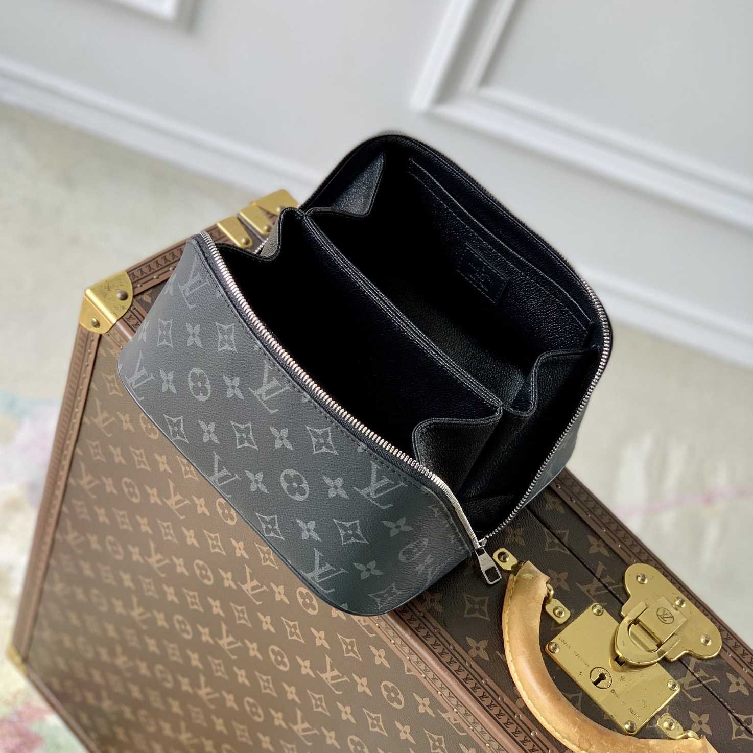 Louis Vuitton Toiletry Bag   M11508 - DopestKickz