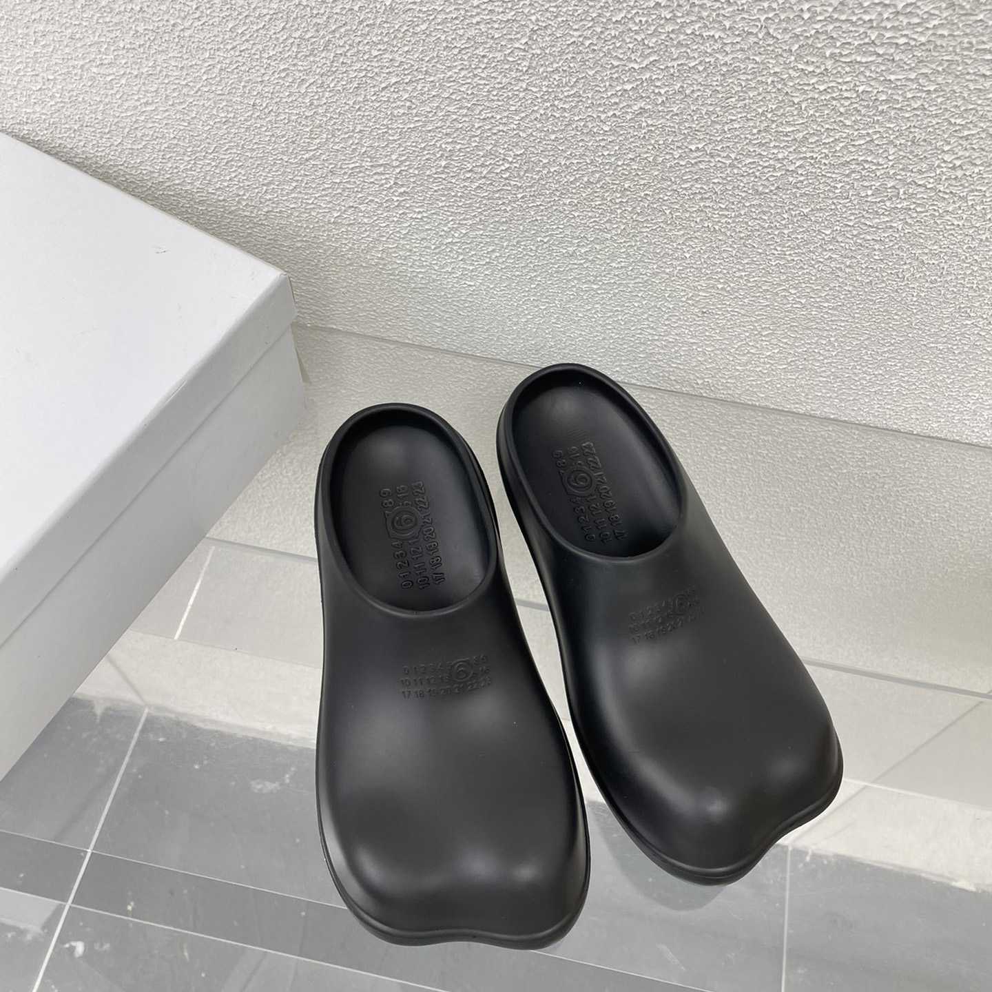 MM6 Maison Margiela Anatomic Numbers-motif Slippers - DopestKickz