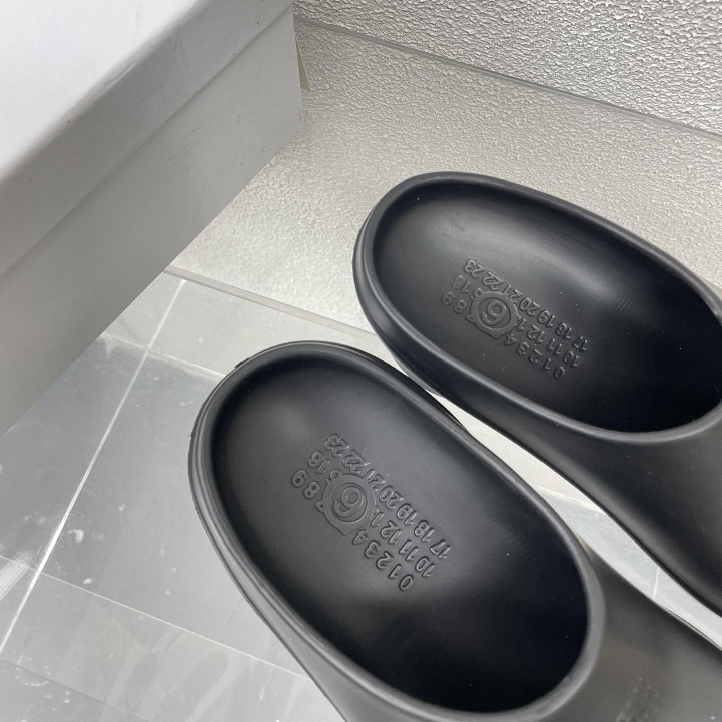 MM6 Maison Margiela Anatomic Numbers-motif Slippers - DopestKickz