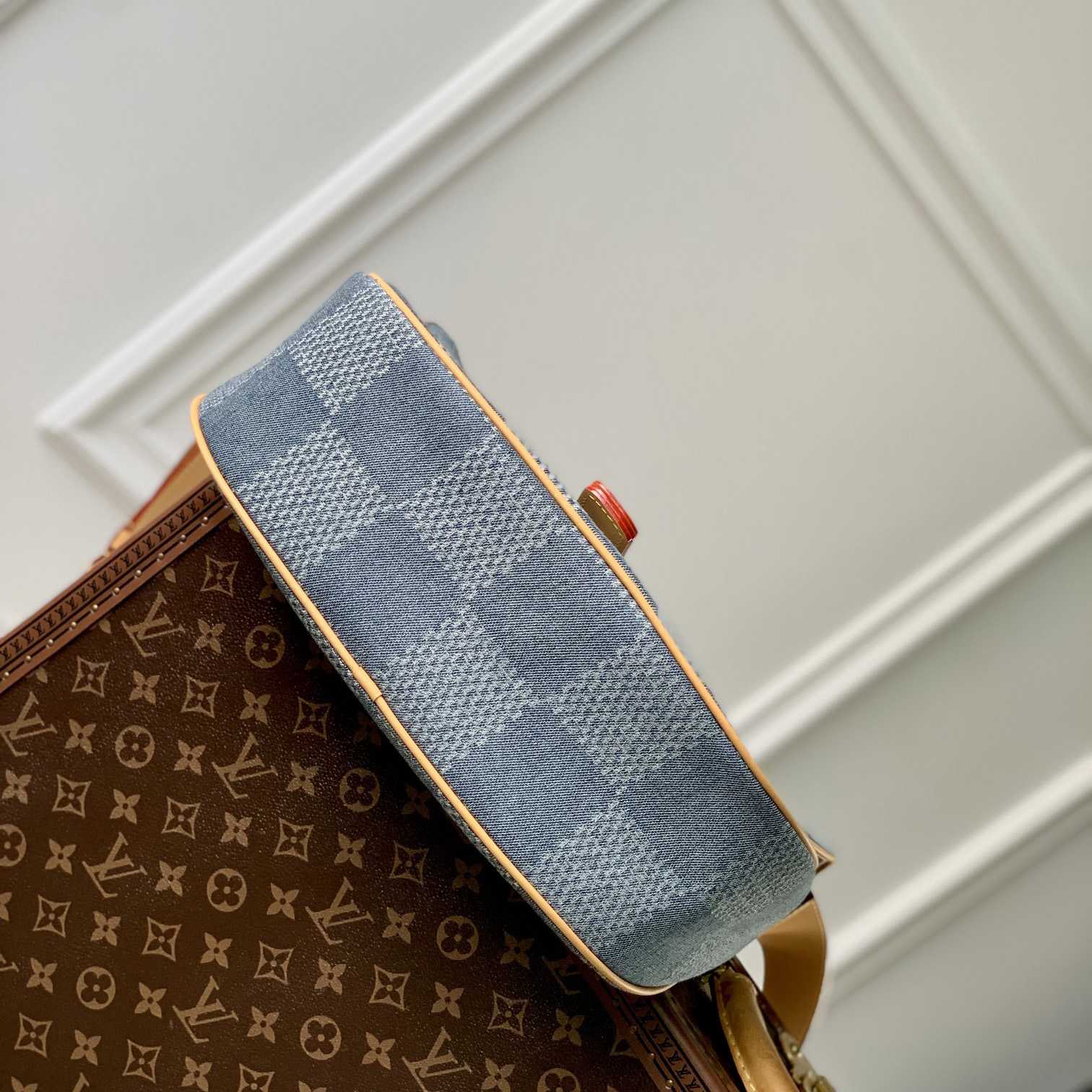 Louis Vuitton Montsouris Messenger MM   - DopestKickz