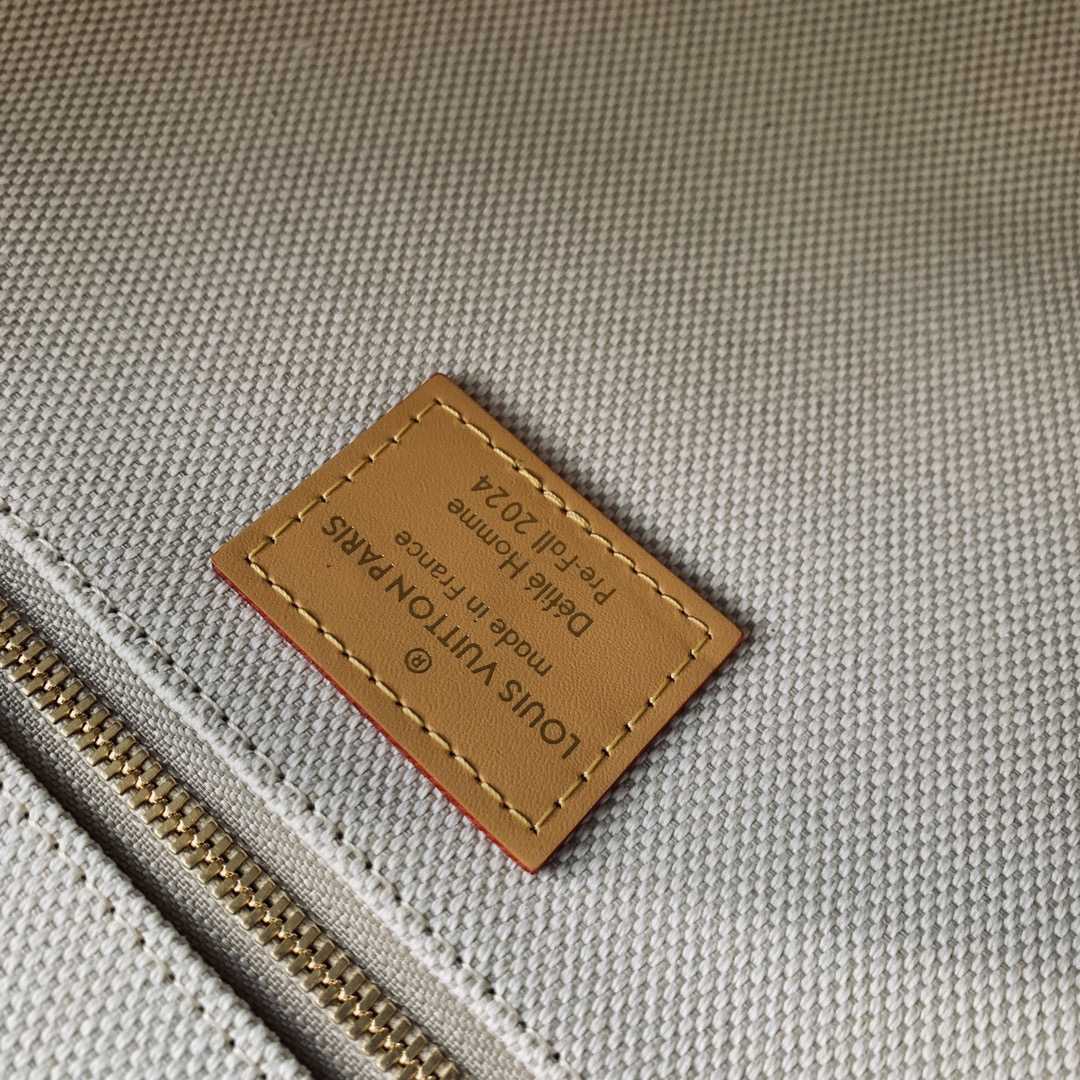 Louis Vuitton Montsouris Messenger MM   - DopestKickz