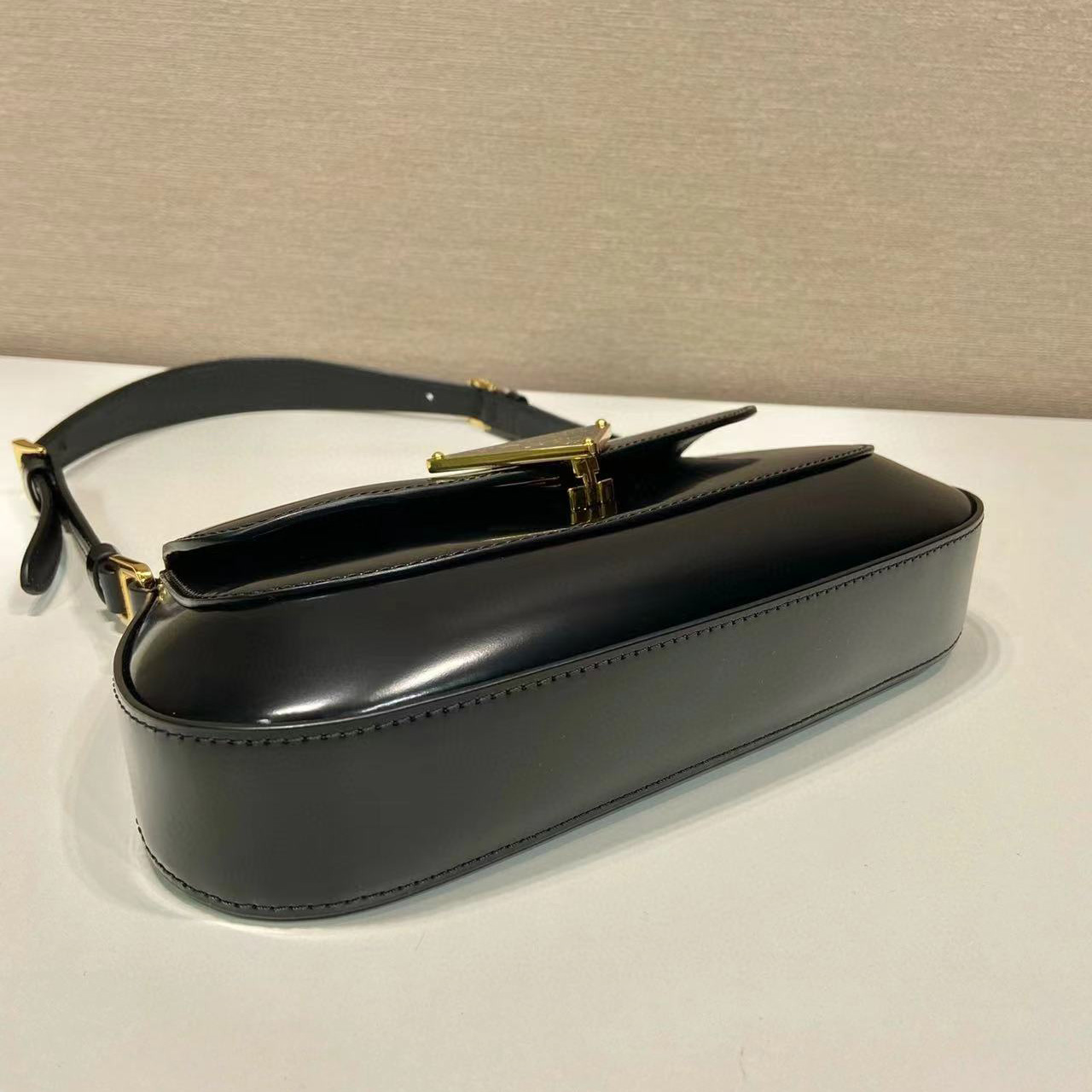 Prada Leather Shoulder Bag  （24x11x4cm） - DopestKickz