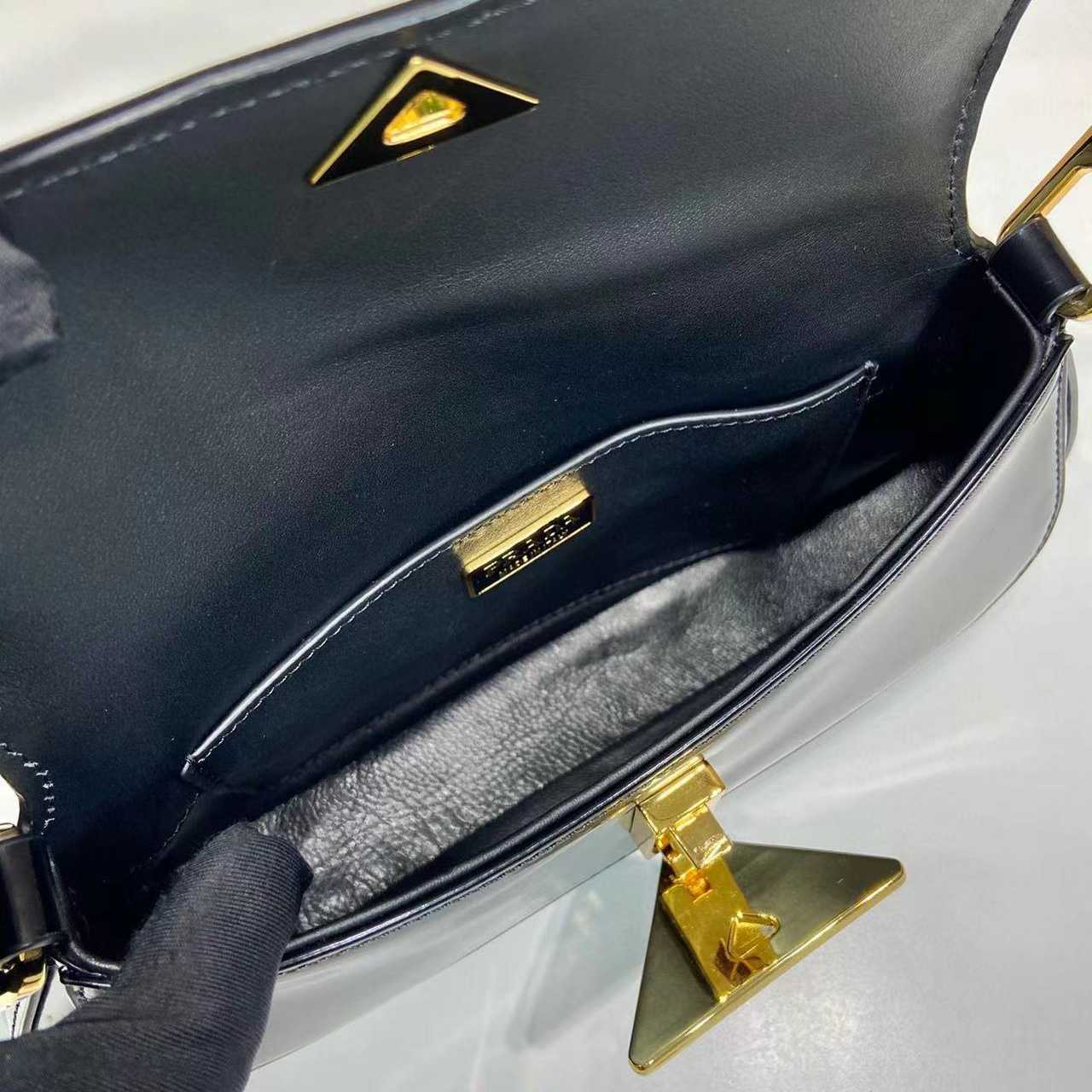 Prada Leather Shoulder Bag  （24x11x4cm） - DopestKickz