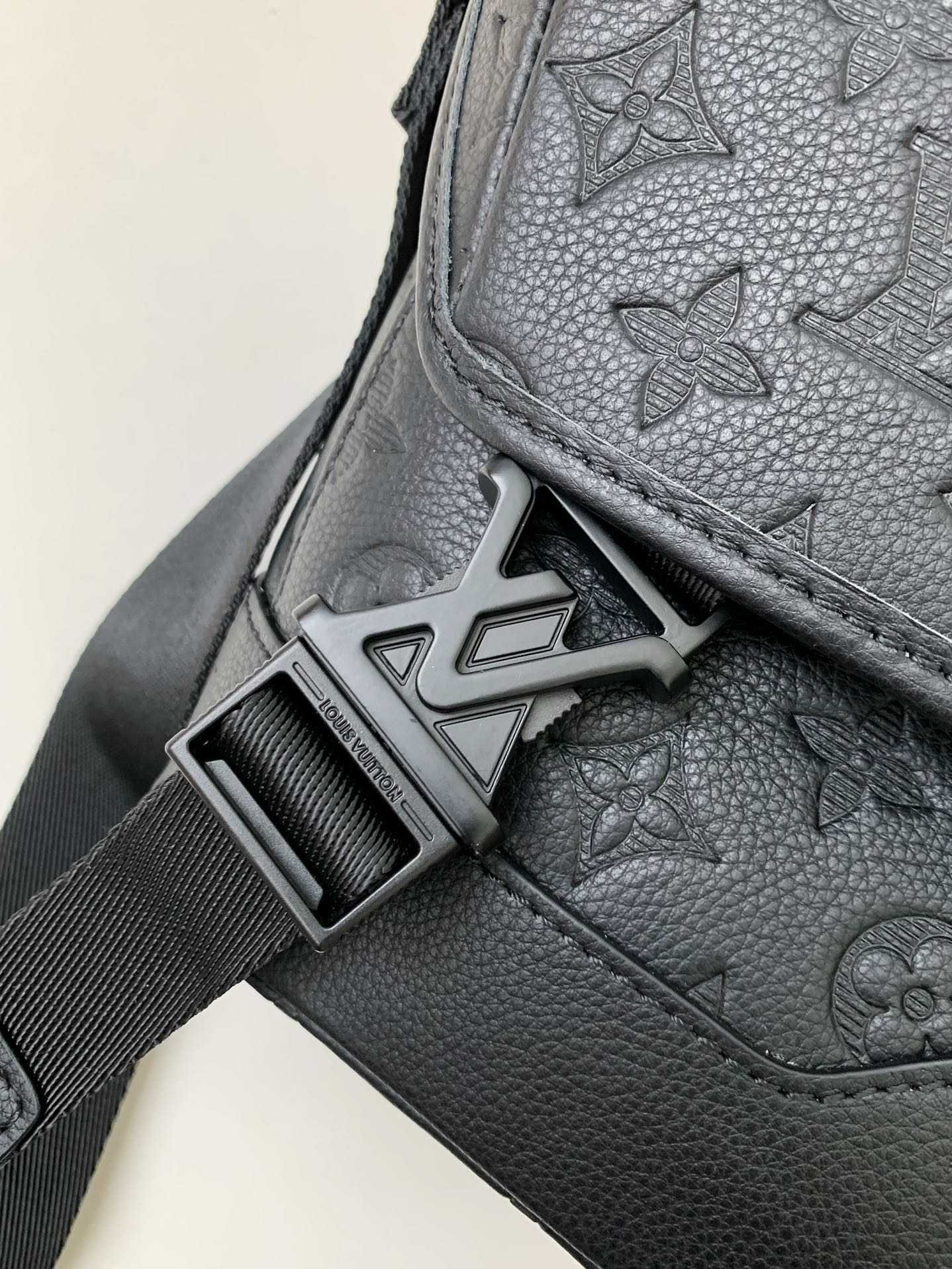 Louis Vuitton Messenger Voyager PM   M25121 - DopestKickz