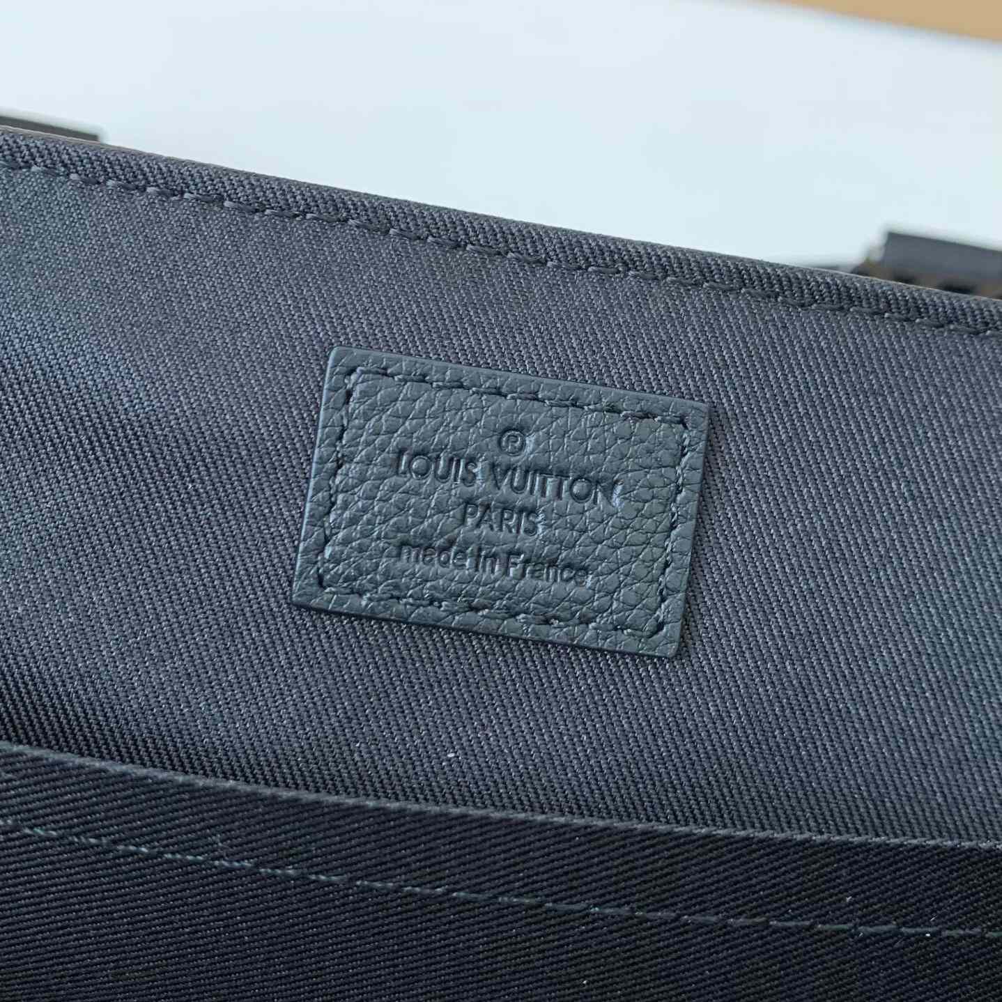 Louis Vuitton Messenger Voyager PM   M25121 - DopestKickz