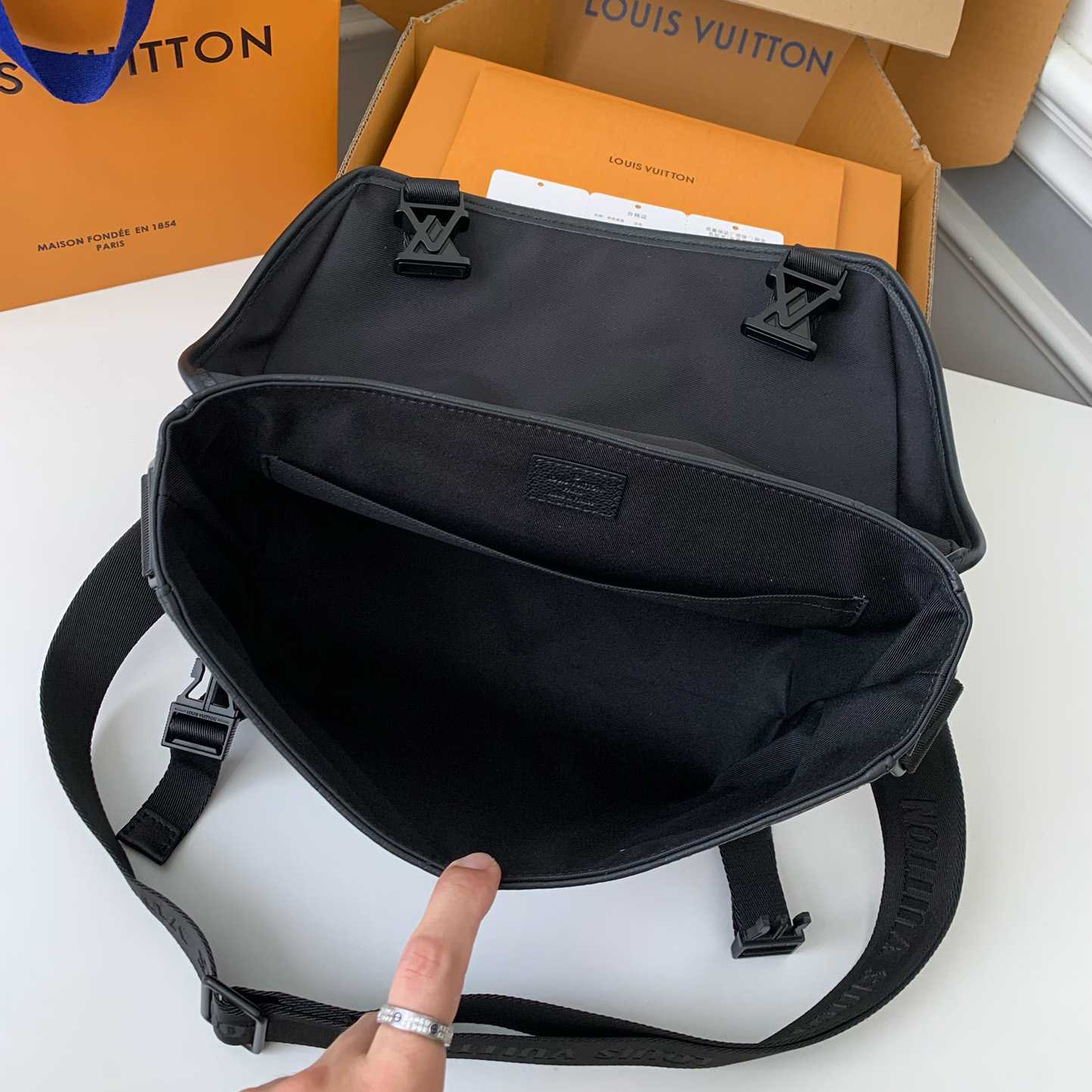 Louis Vuitton Messenger Voyager PM   M25121 - DopestKickz