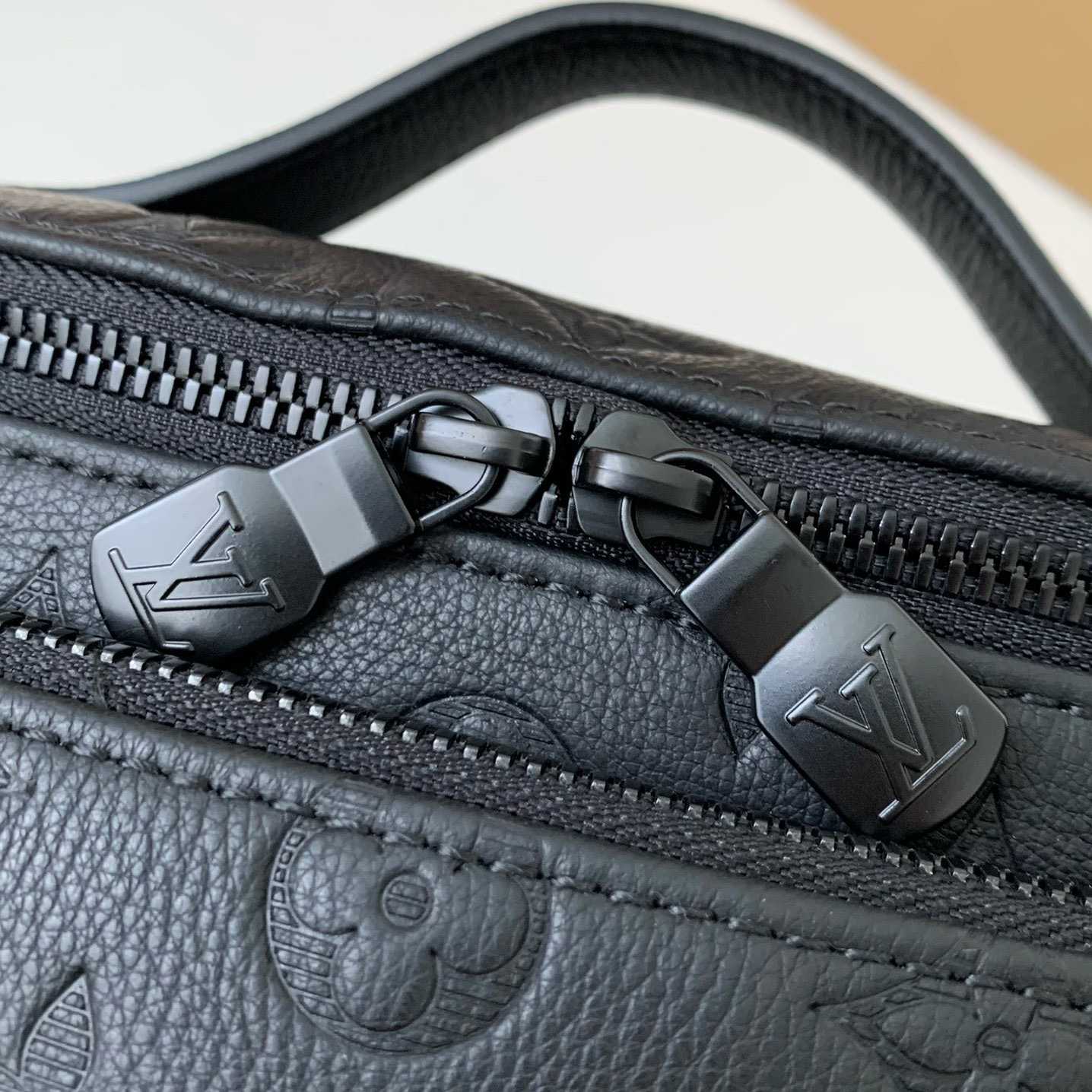 Louis Vuitton Rush Bumbag  M25227 - DopestKickz