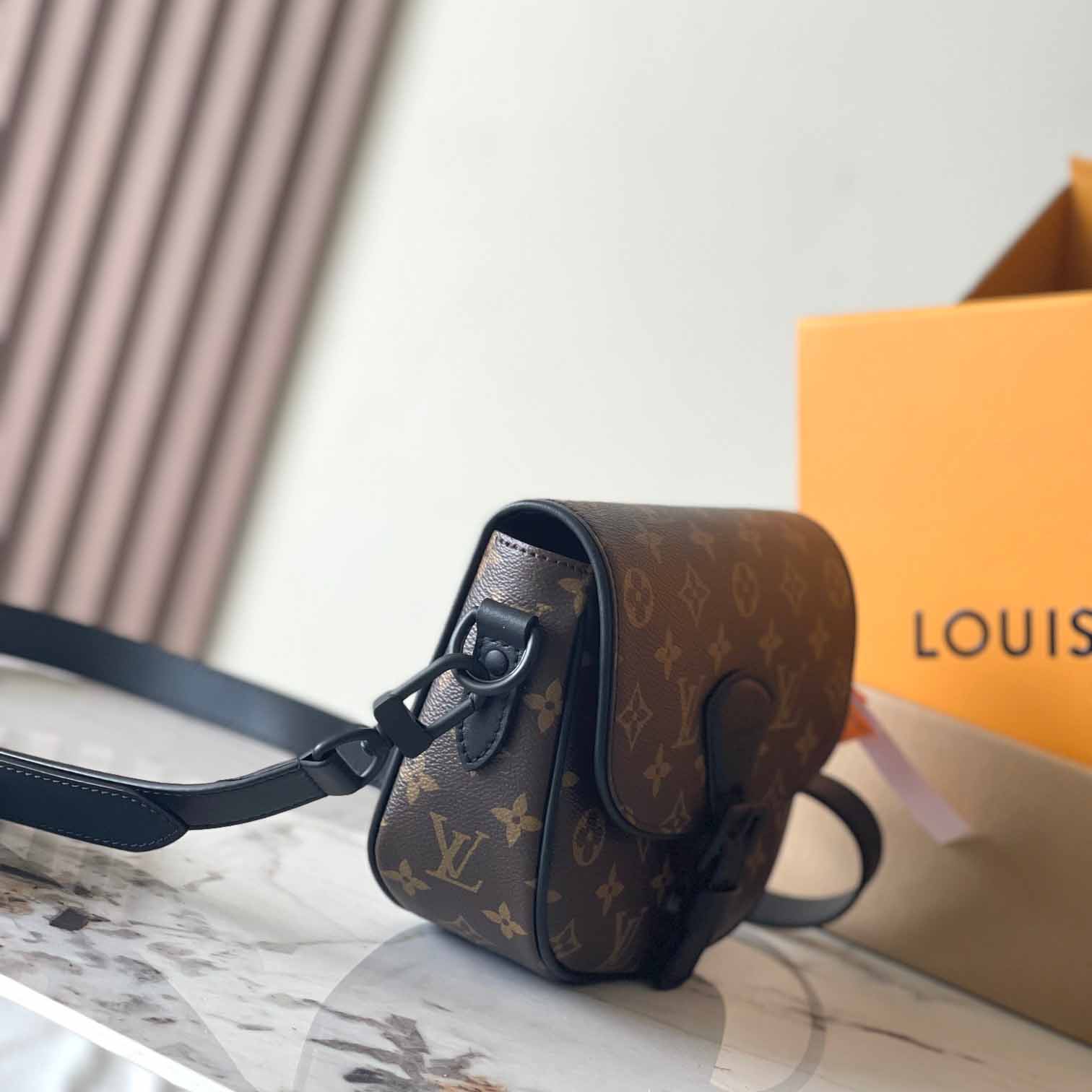 Louis Vuitton Montsouris Messenger PM​   M47060 - DopestKickz