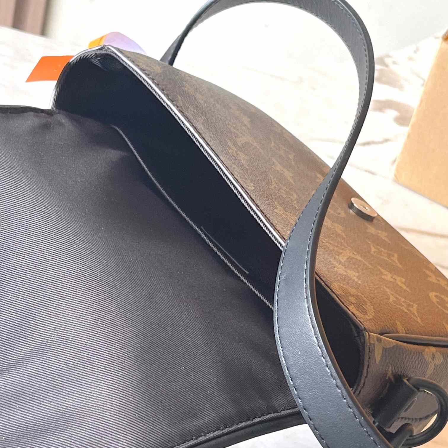 Louis Vuitton Montsouris Messenger PM​   M47060 - DopestKickz