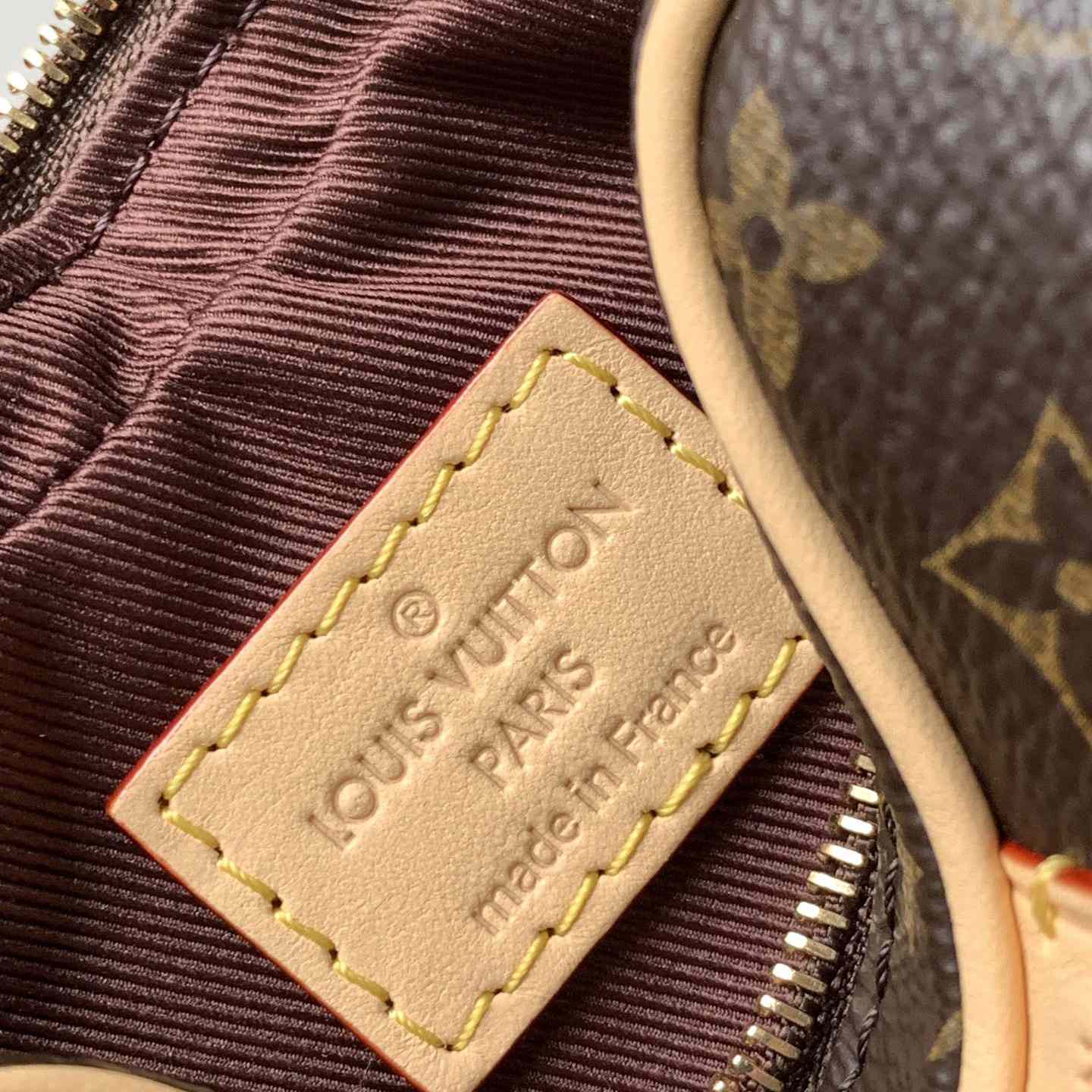 Louis Vuitton Croissant MM   M46828 - DopestKickz