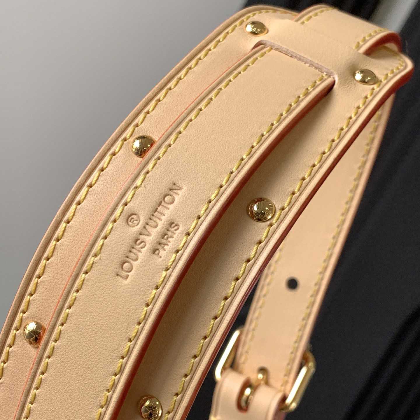 Louis Vuitton Croissant MM   M46828 - DopestKickz