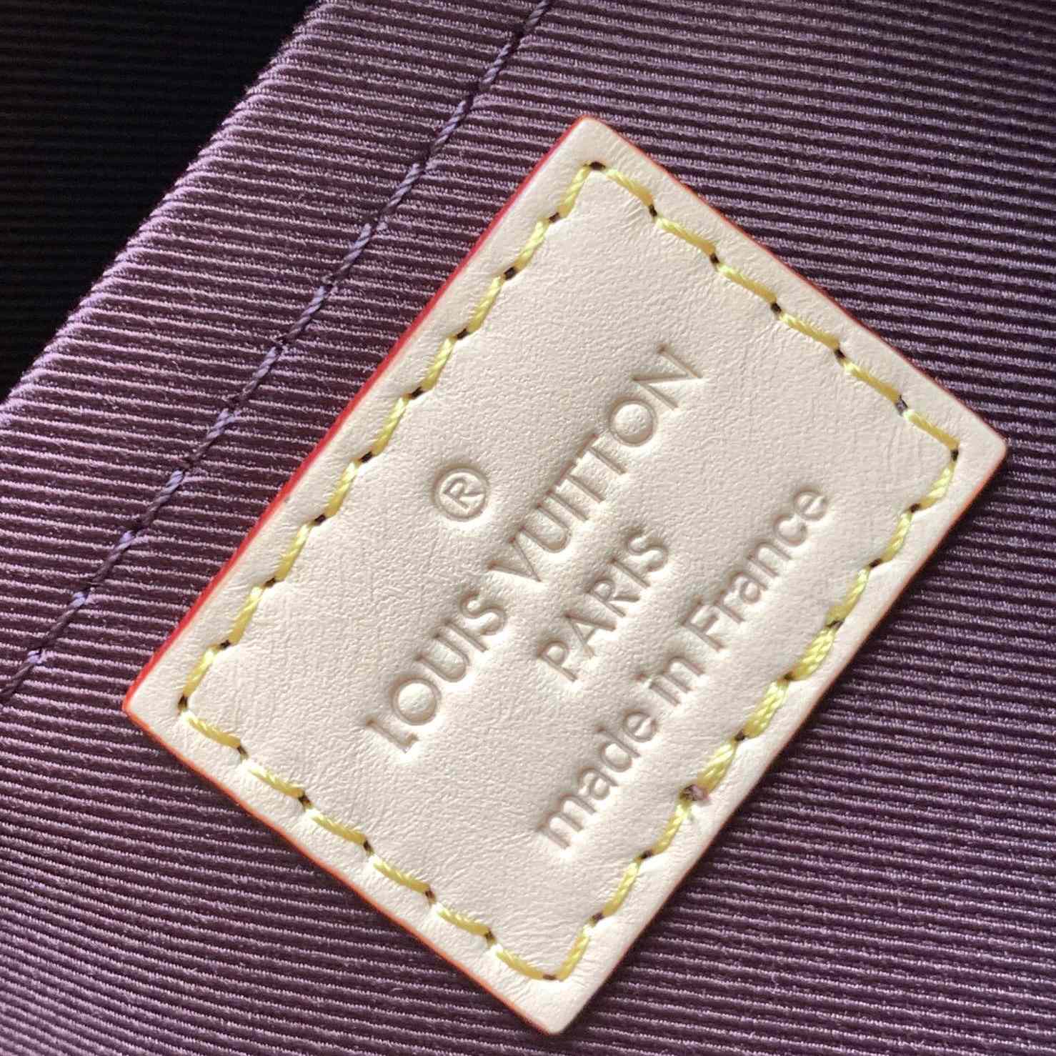 Louis Vuitton Croissant MM   M46828 - DopestKickz