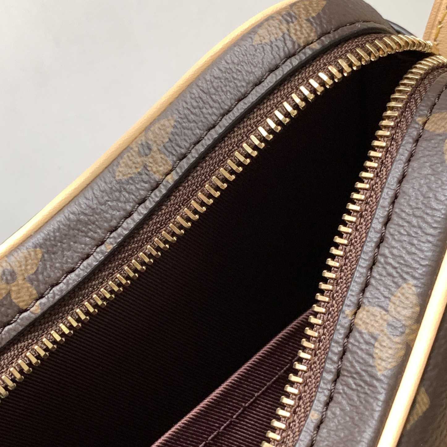 Louis Vuitton Croissant MM   M46828 - DopestKickz