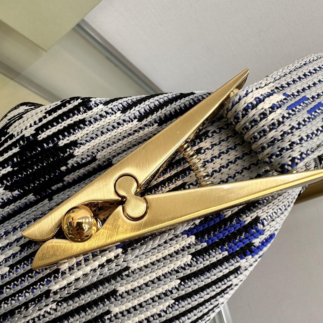 Burberry Micro Peg Chain Bag (21.5 x 10.5 x 23cm) - DopestKickz