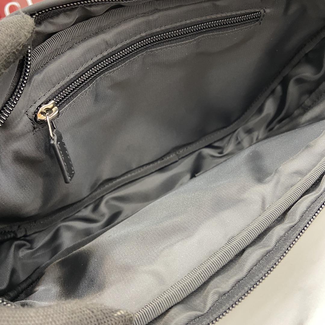 Gucci Small Crossbody Bag With Gucci Logo - DopestKickz