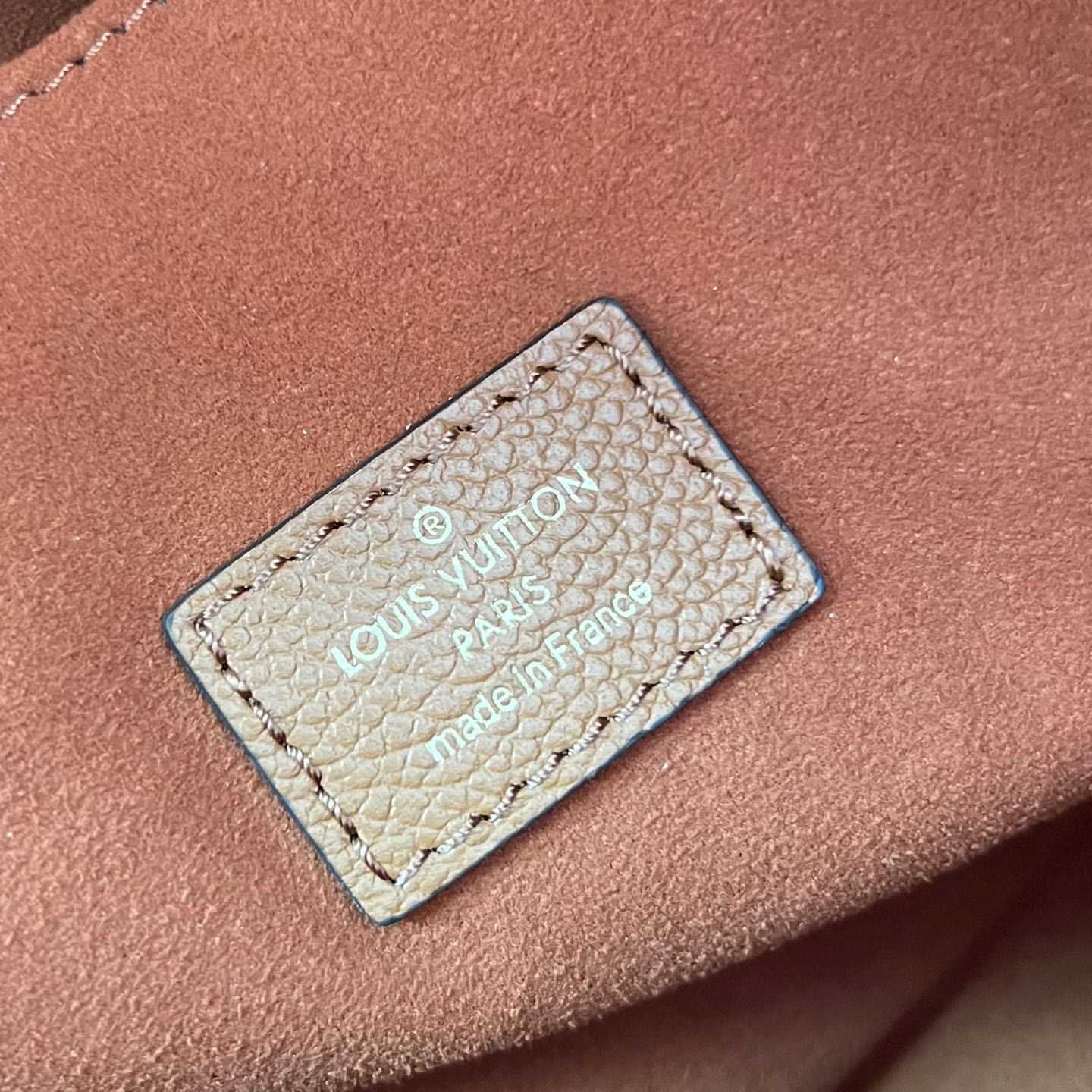 Louis Vuitton Pochette Métis  M12711 - DopestKickz