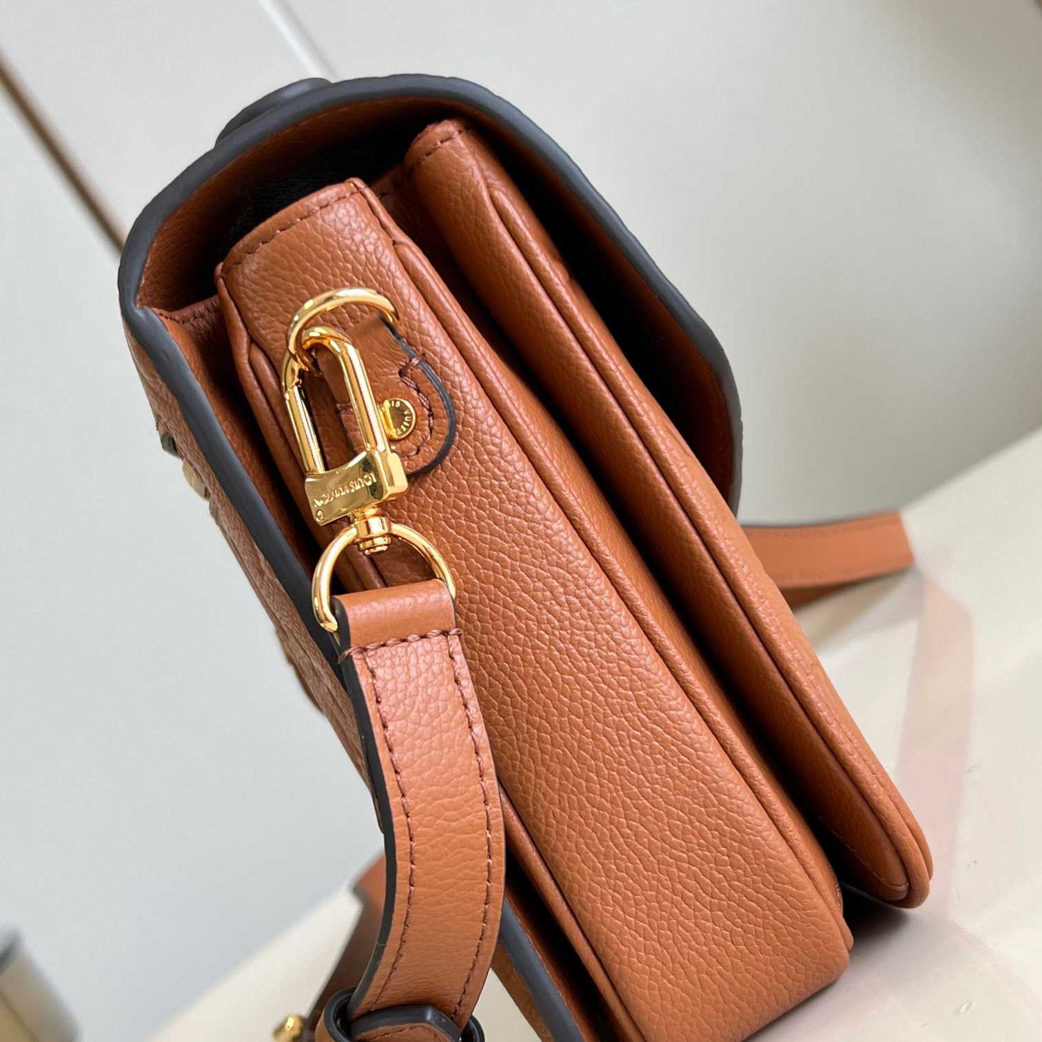 Louis Vuitton Pochette Métis  M12711 - DopestKickz