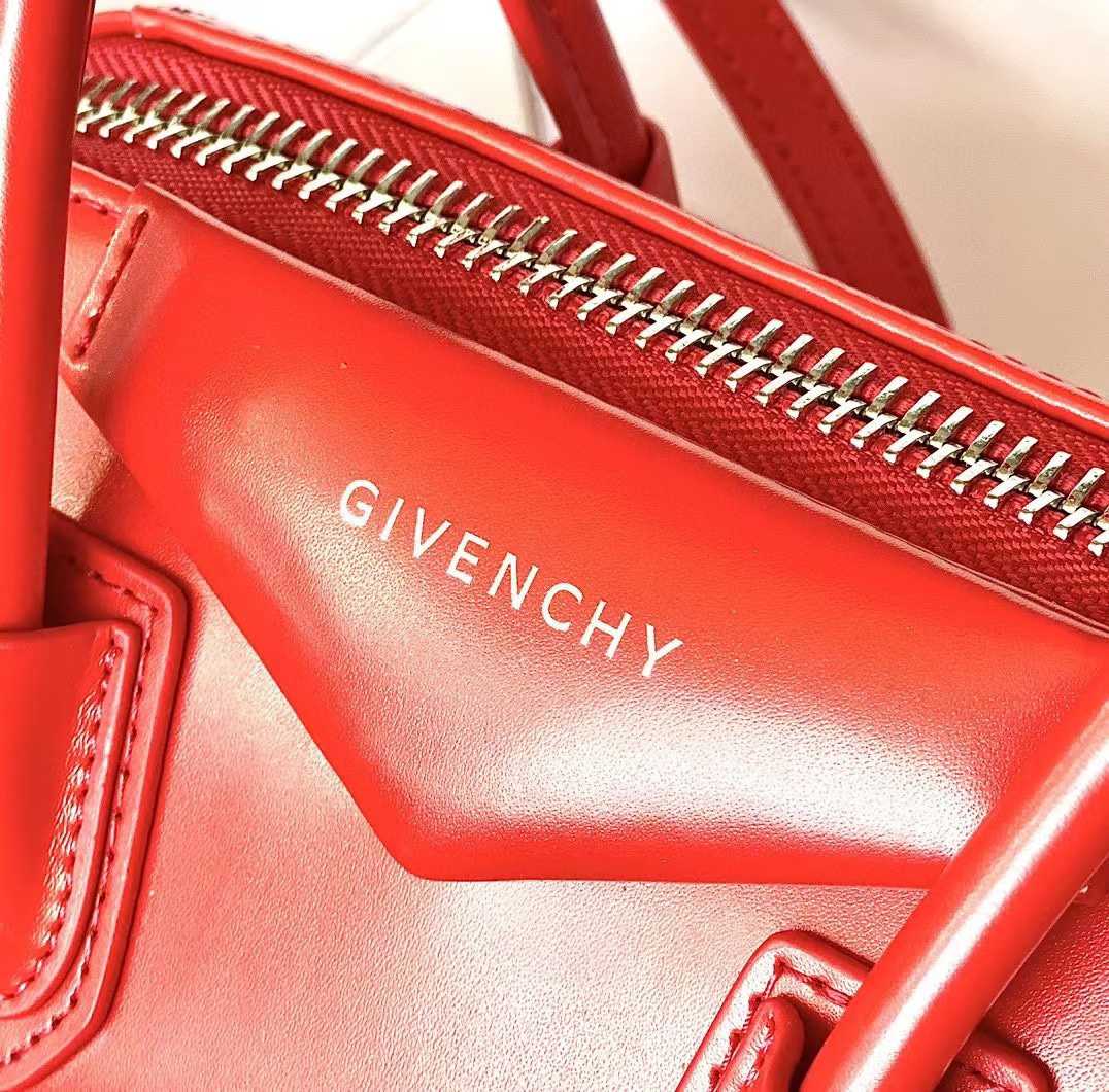Givenchy Shiny Lord Calfskin Small Antigona Bag   22*27*13cm - DopestKickz