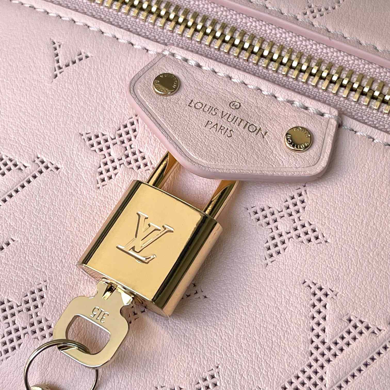 Louis Vuitton Vanity Pouch  M11298 - DopestKickz