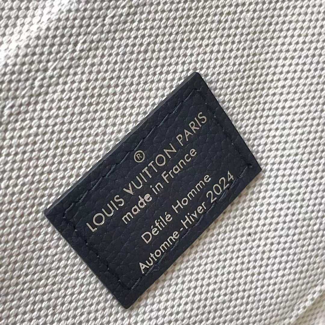 Louis Vuitton Soul Trunk  M11516 - DopestKickz