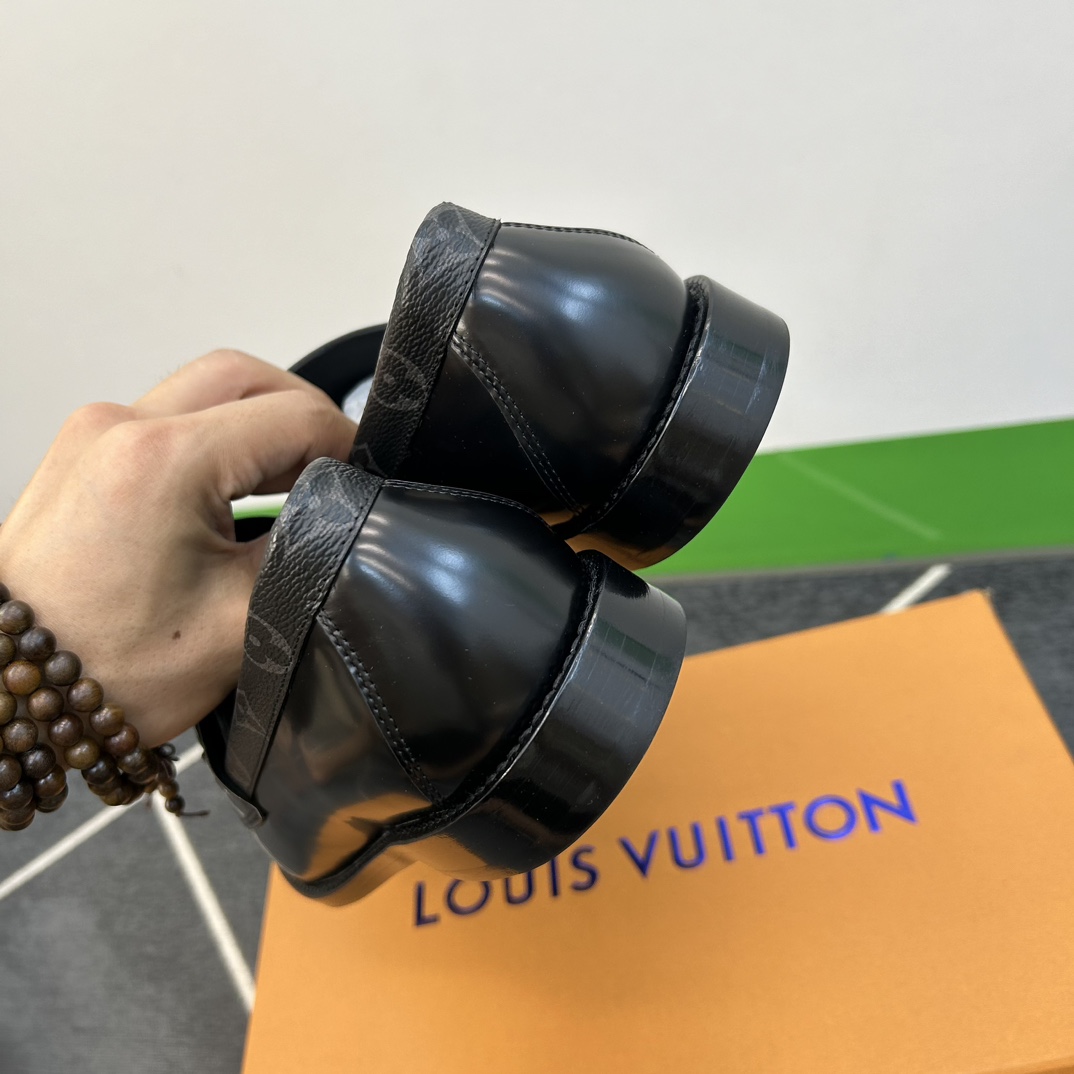 Louis Vuitton Men's Major Leather Loafers - DopestKickz