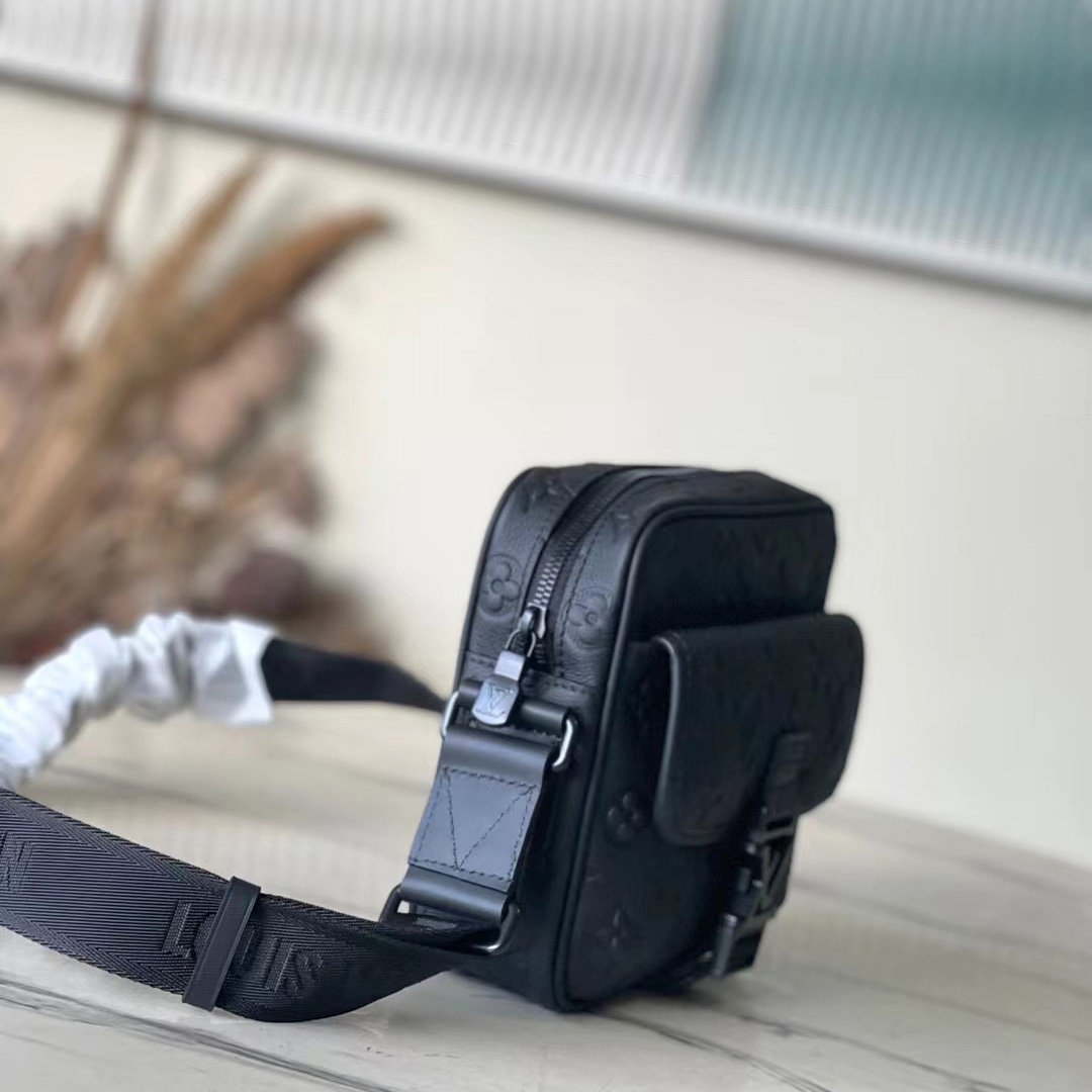 Louis Vuitton Getaway Messenger  M12516 - DopestKickz