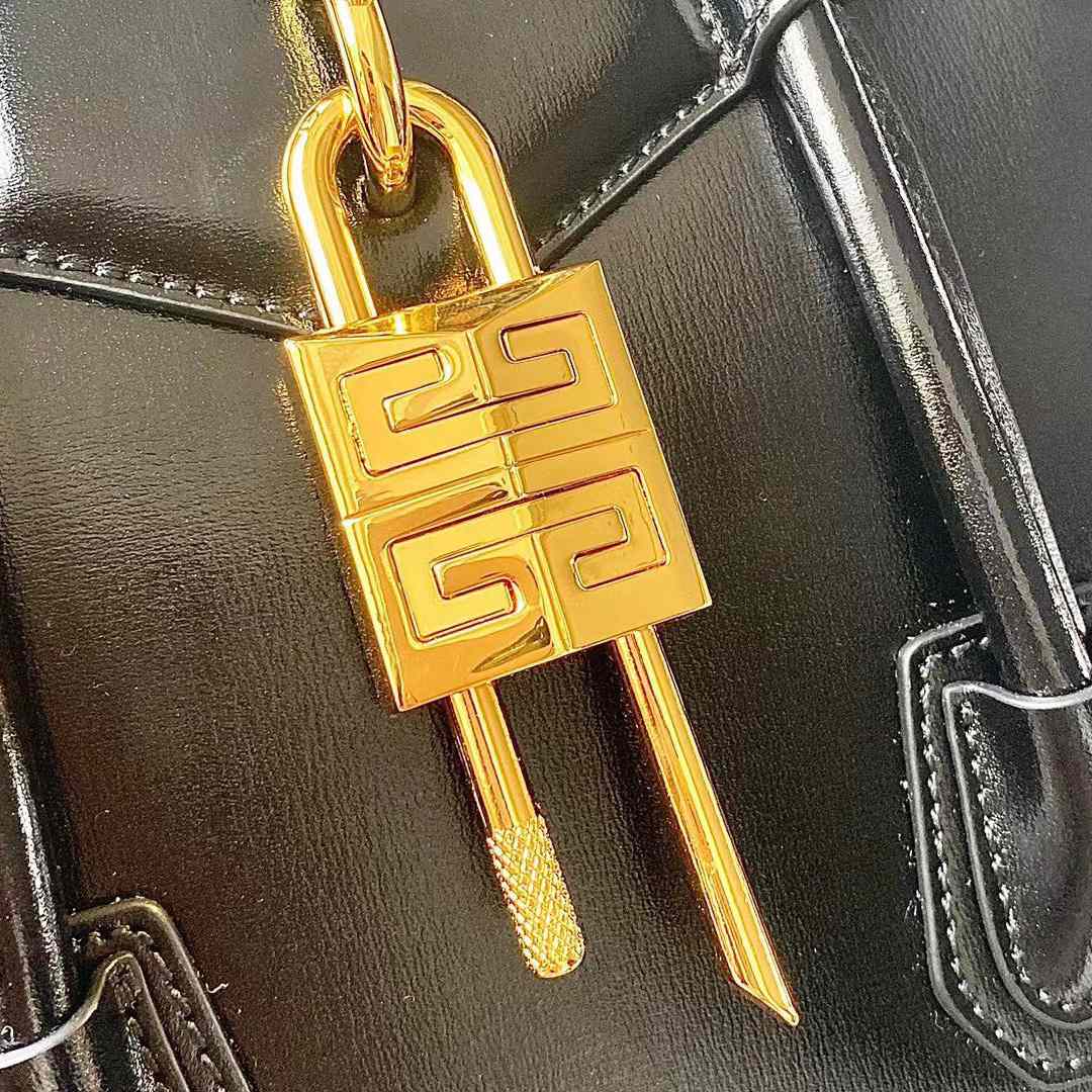 Givenchy Antigona Bag    20x22x13cm - DopestKickz