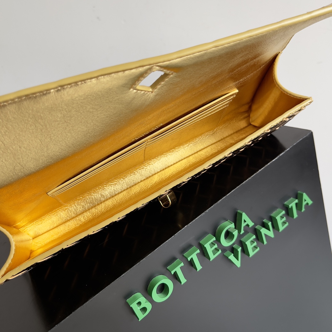 Bottega Veneta Andiamo Clutch 31*13*3cm - DopestKickz