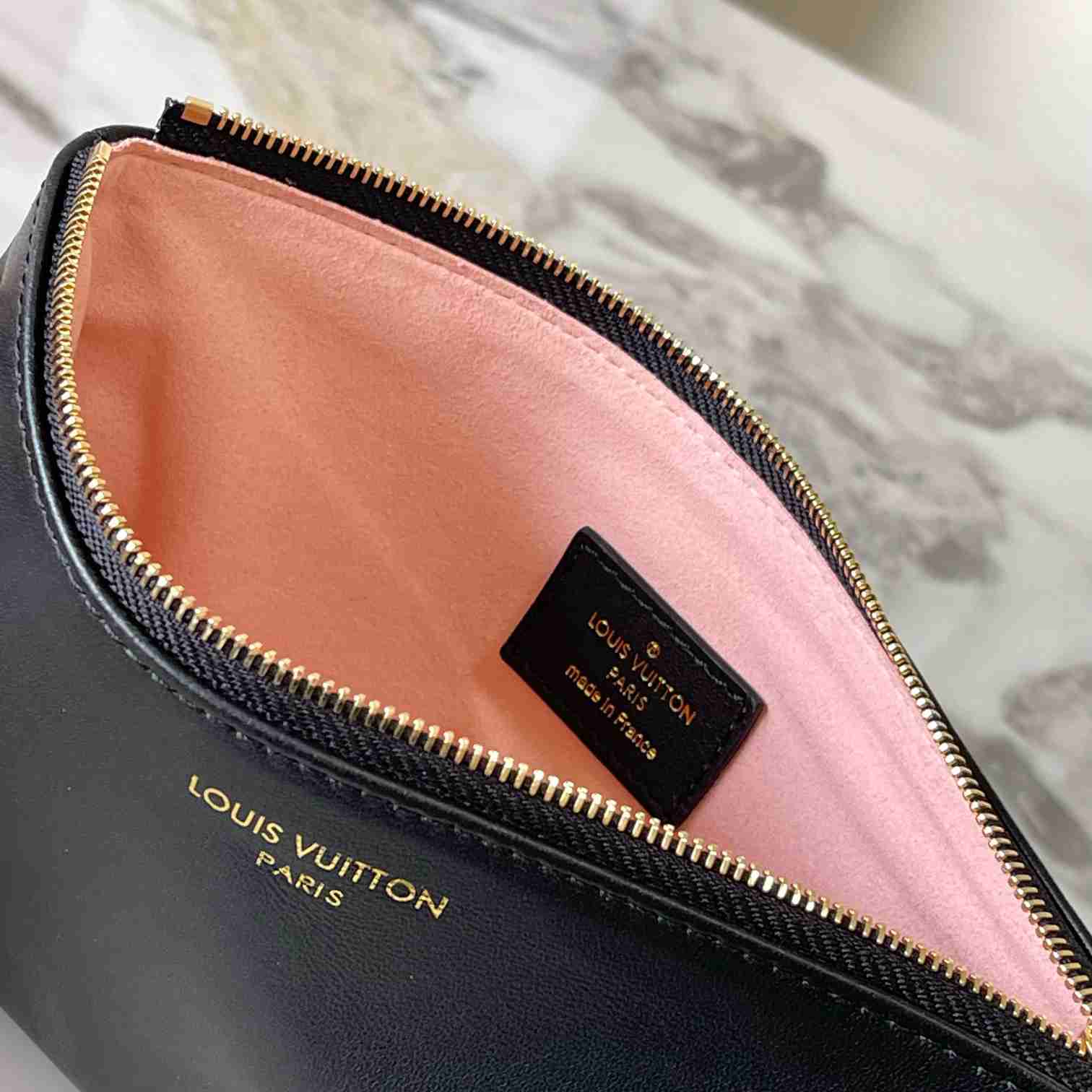 Louis Vuitton Coussin Hobo MM  M12068 - DopestKickz