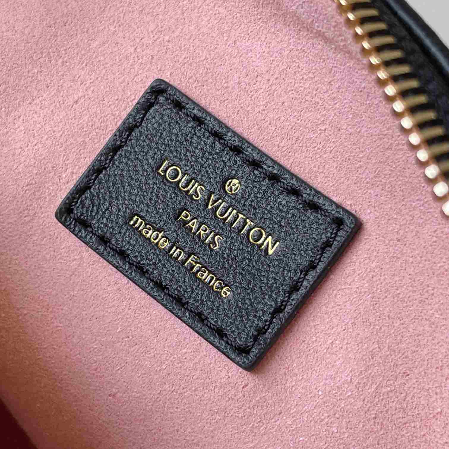 Louis Vuitton Coussin Hobo MM  M12068 - DopestKickz