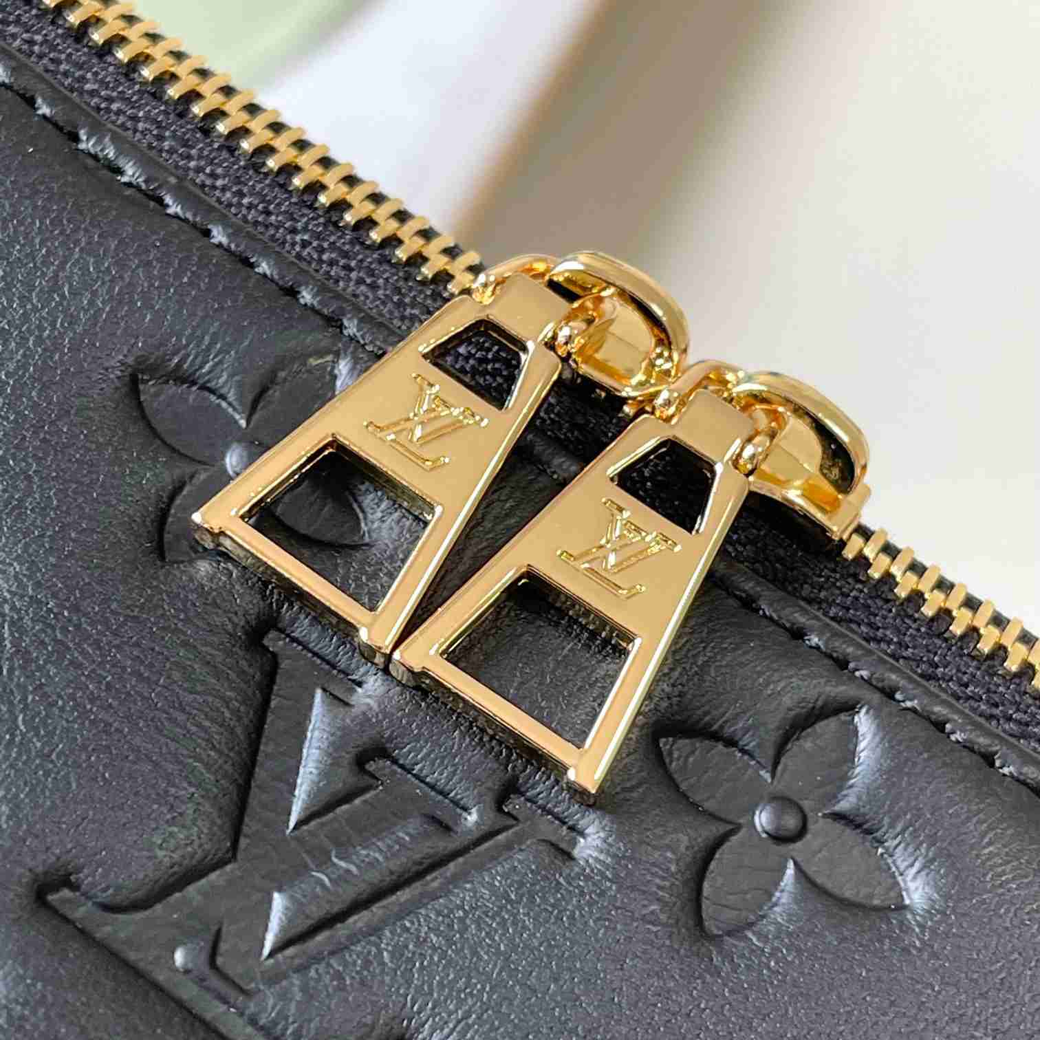 Louis Vuitton Coussin Hobo MM  M12068 - DopestKickz