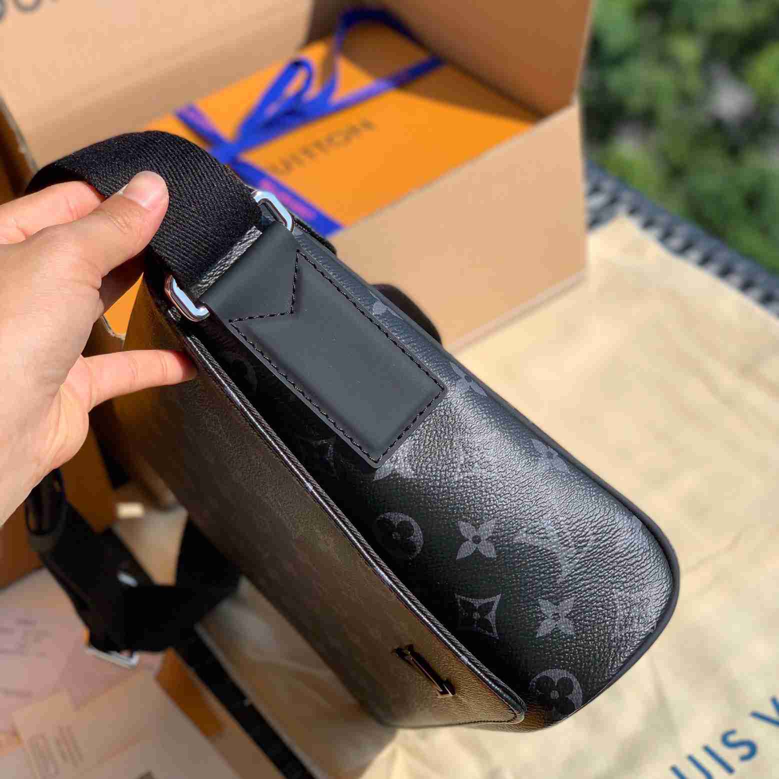 Louis Vuitton District PM Messenger Bag  25-22-8cm - DopestKickz